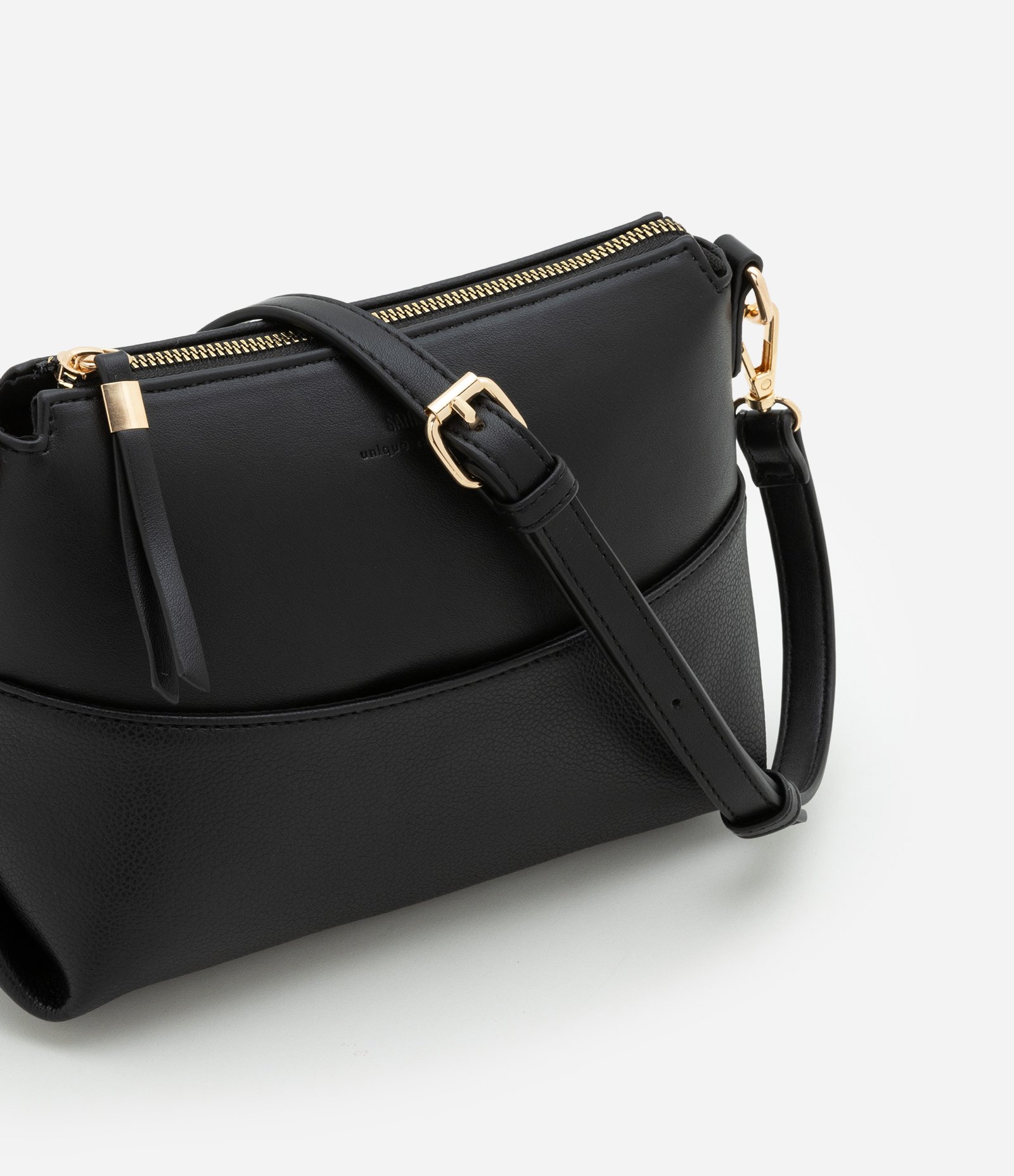 Bolsa Pequena Transversal com Fechamento por Zíper Preto 8