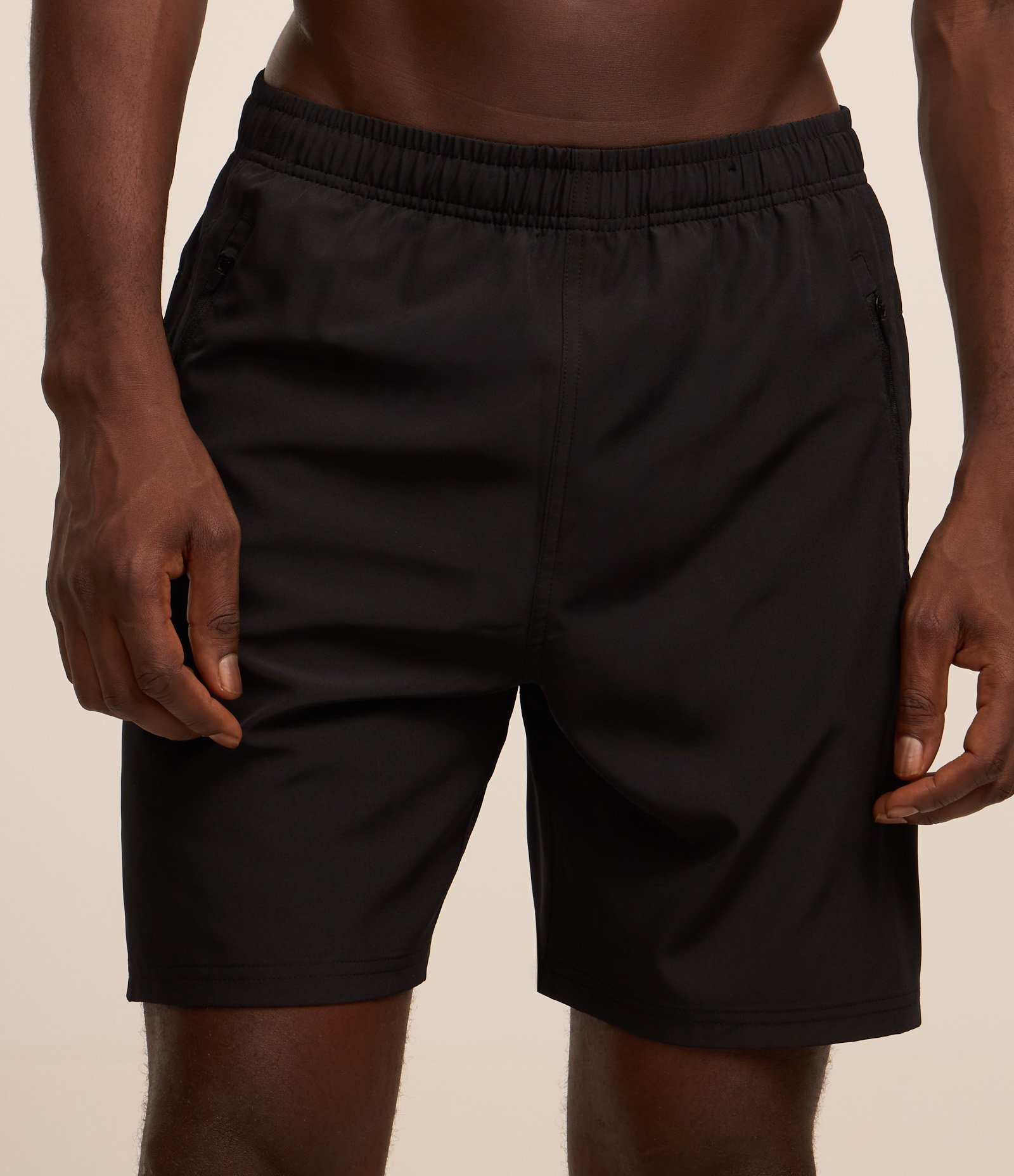 Bermuda Esportiva com Laser Cut e Bolsos com Zíper Preto 2