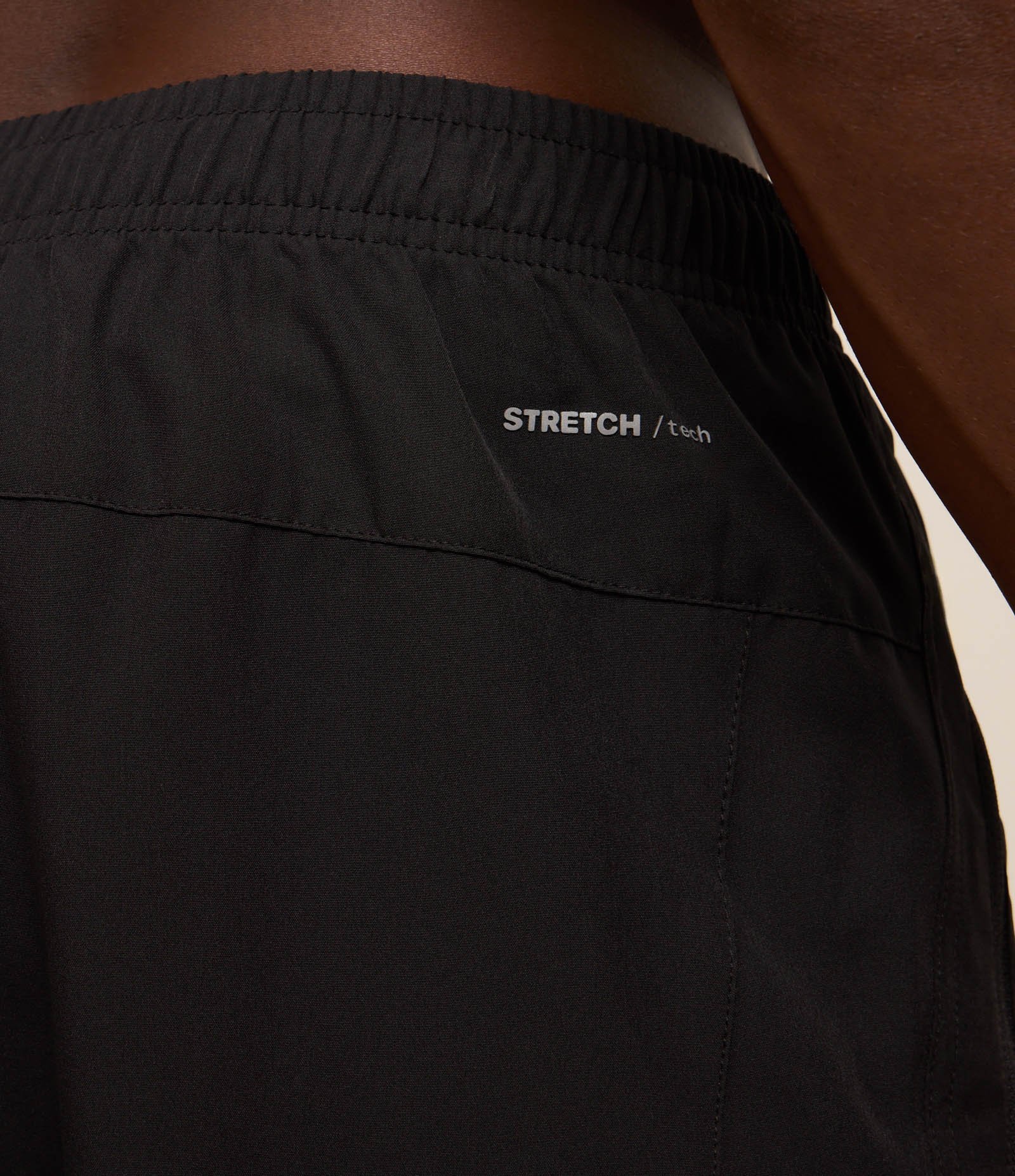 Bermuda Esportiva com Laser Cut e Bolsos com Zíper Preto 3