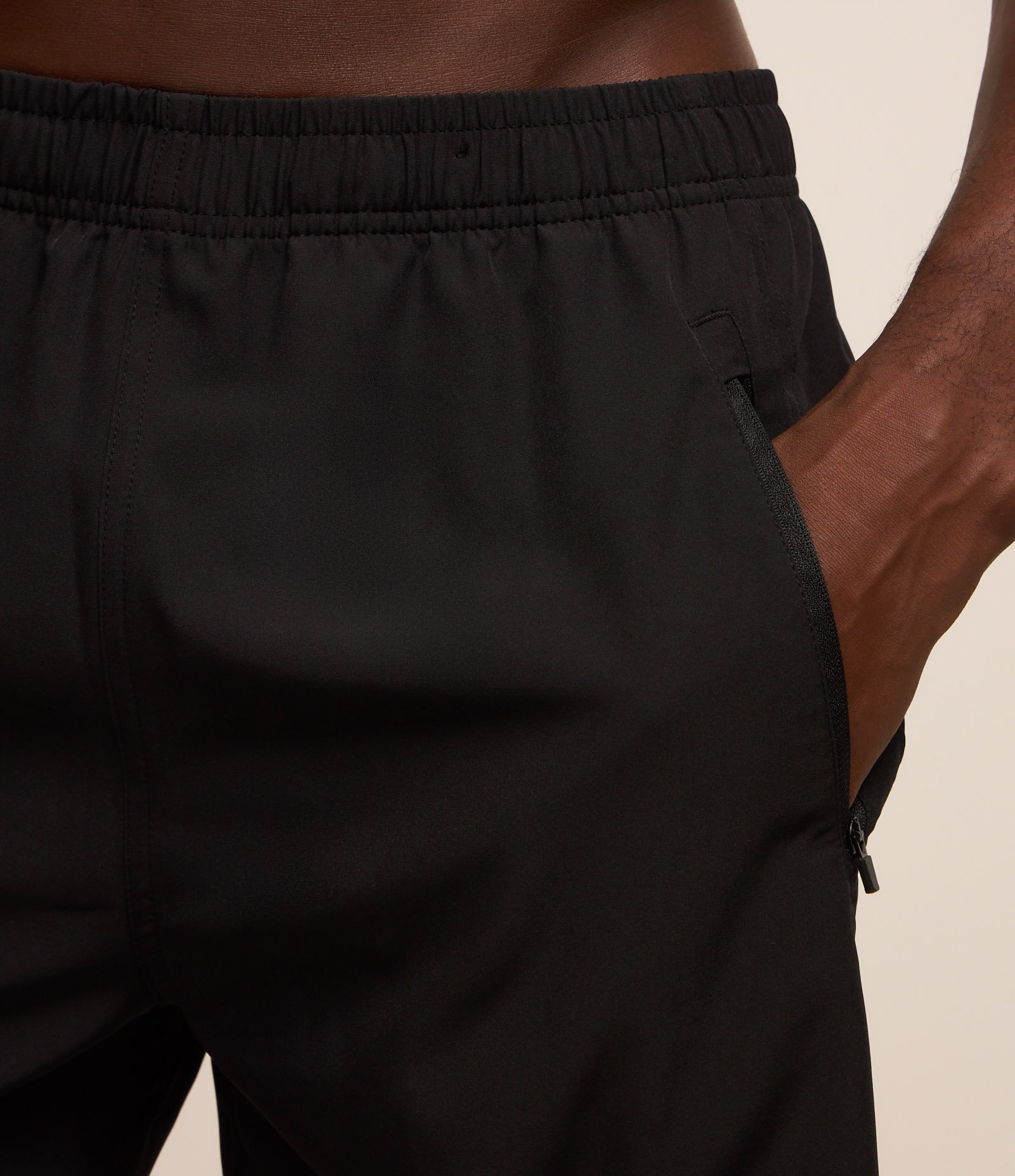 Bermuda Esportiva com Laser Cut e Bolsos com Zíper Preto 4