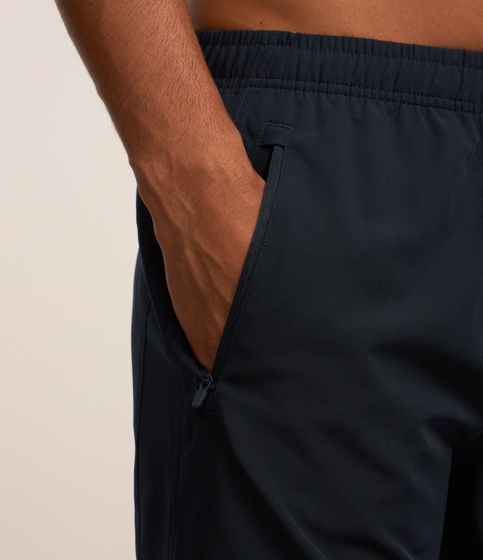 Bermuda Esportiva com Laser Cut e Bolsos com Zíper Azul Escuro 5