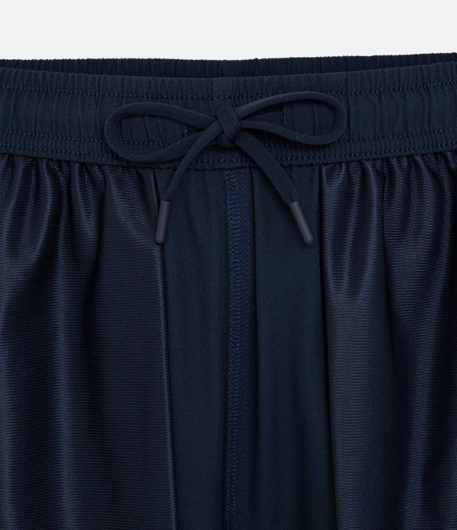 Bermuda Esportiva com Laser Cut e Bolsos com Zíper Azul Escuro 9