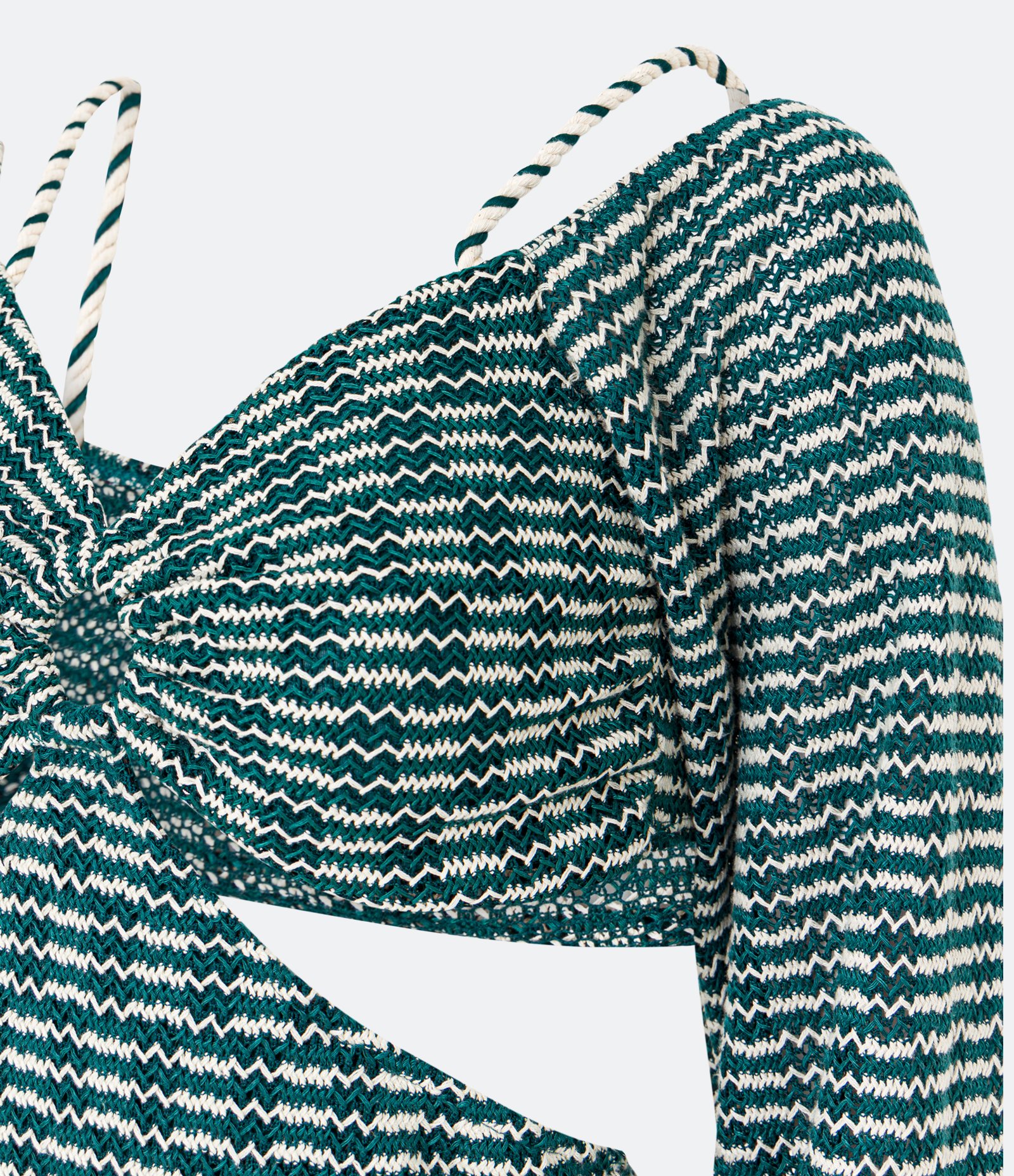 Vestido Curto em Tricô com Argola no Busto e Recortes Vazados Verde 3