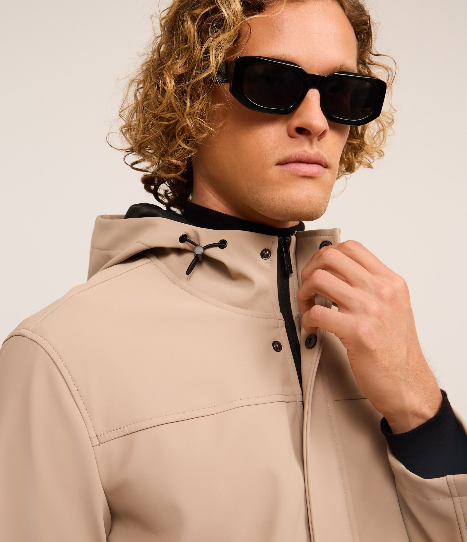 Jaqueta Impermeável com Capuz e Bolsos com Zíper Bege 4