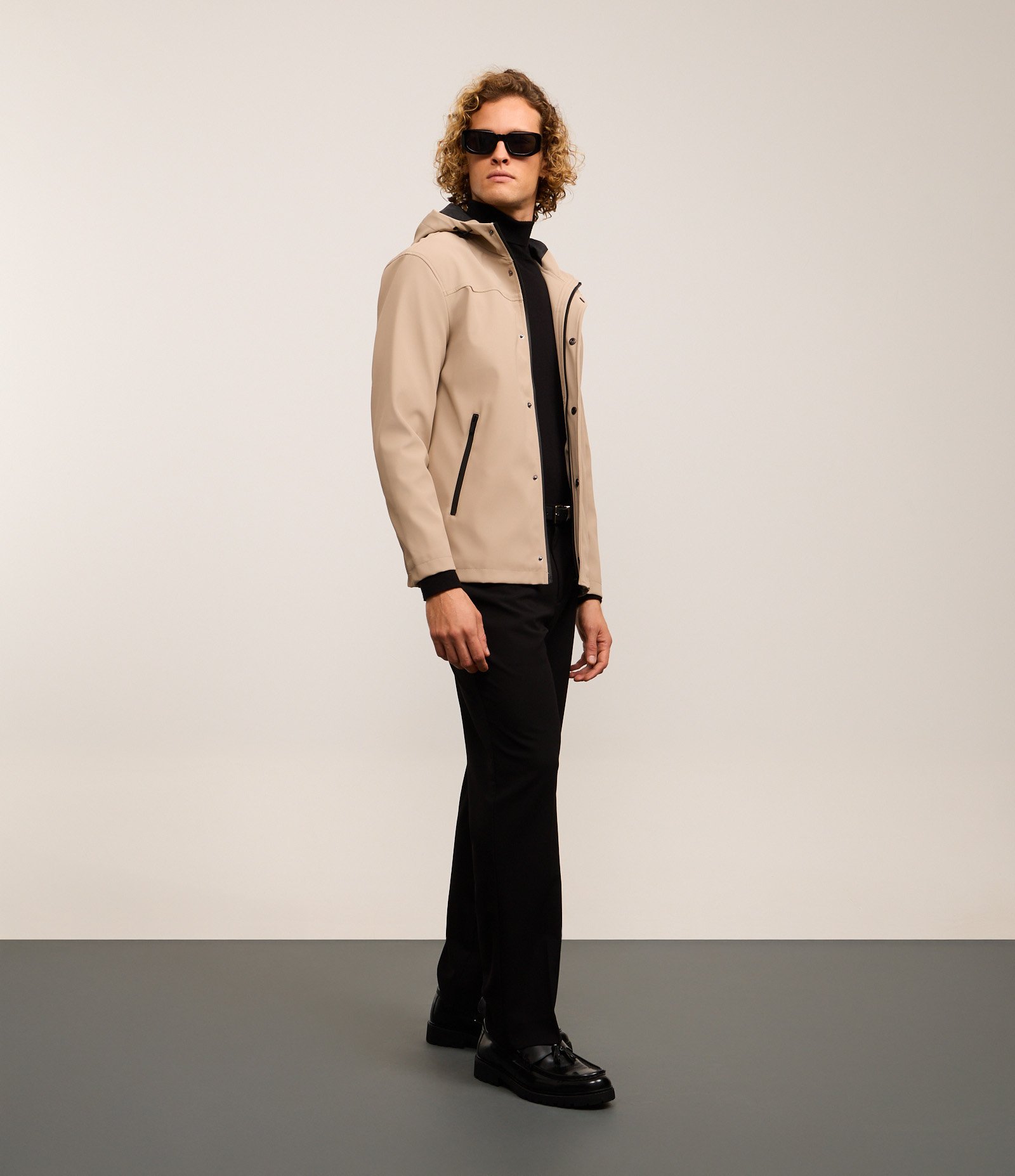 Jaqueta Impermeável com Capuz e Bolsos com Zíper Bege 5