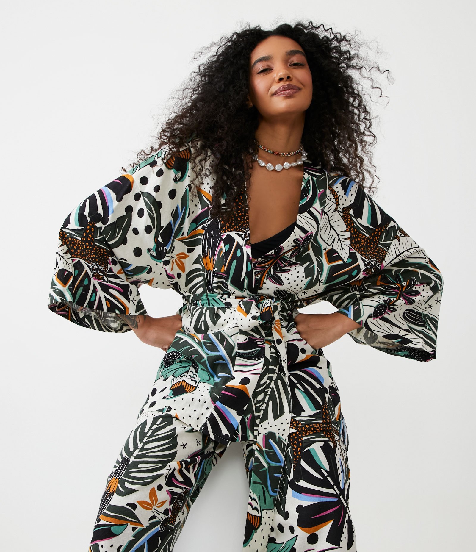 Kimono em Linho com Manga Ampla e Estampa de Folhagens e Tucanos Preto/Branco 1