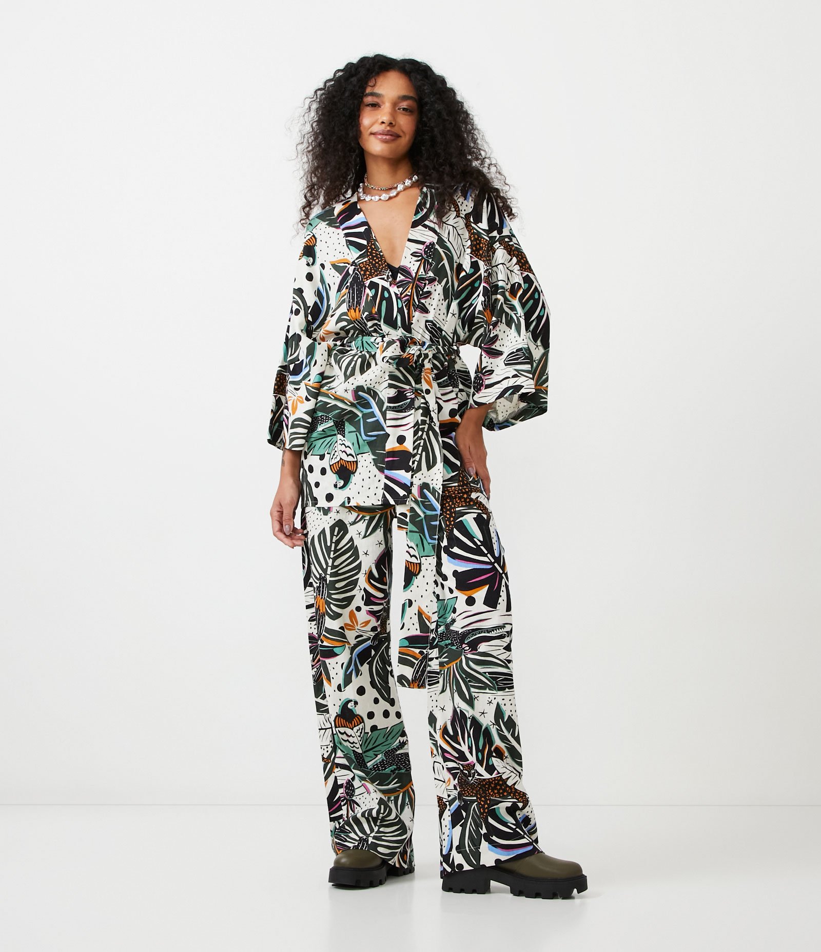 Kimono em Linho com Manga Ampla e Estampa de Folhagens e Tucanos Preto/Branco 2