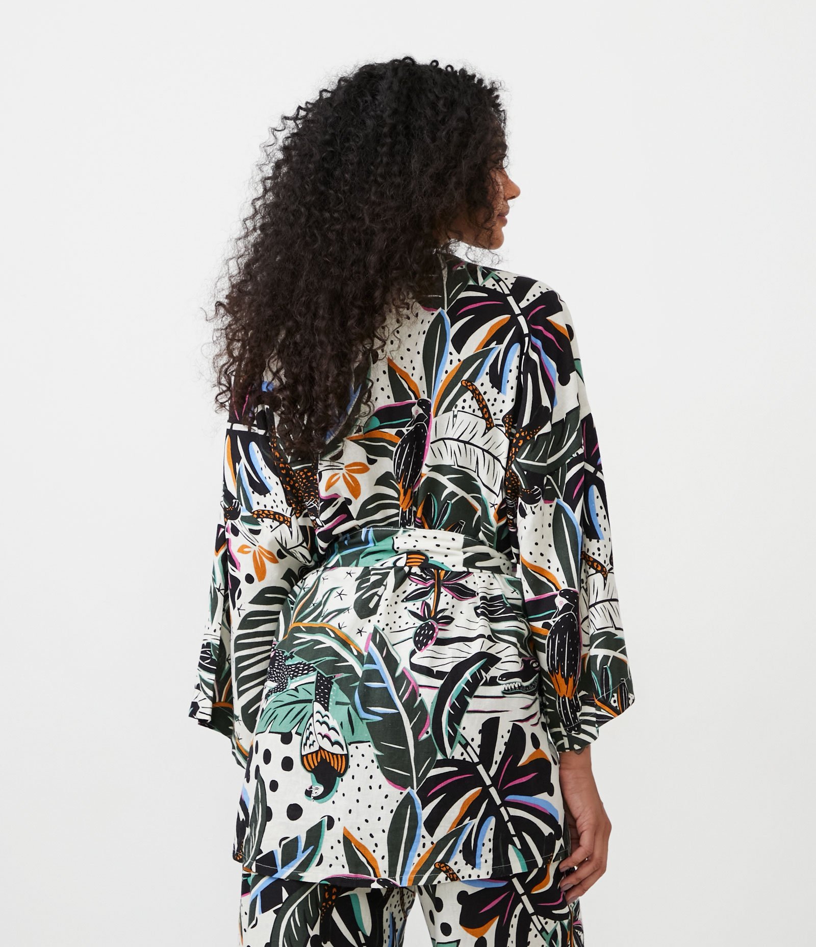 Kimono em Linho com Manga Ampla e Estampa de Folhagens e Tucanos Preto/Branco 4