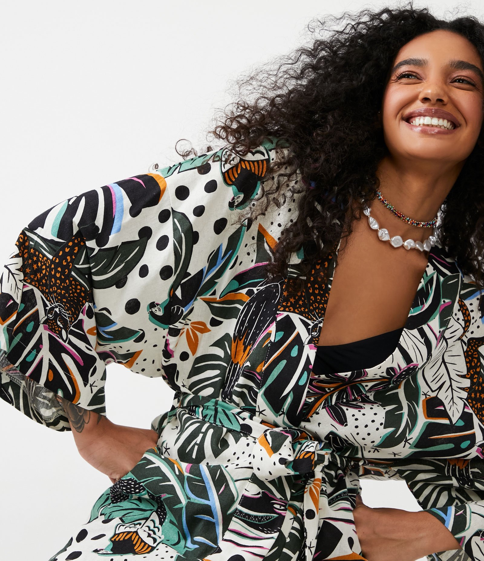Kimono em Linho com Manga Ampla e Estampa de Folhagens e Tucanos Preto/Branco 5