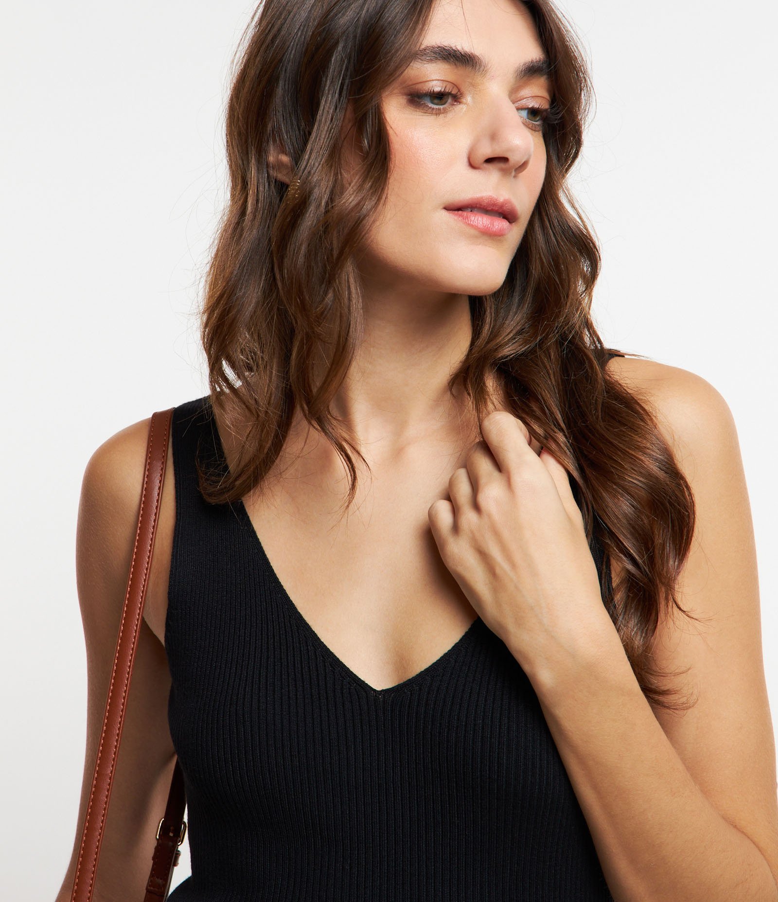 Vestido Midi em Tricô Texturizado com Decote V Preto 5