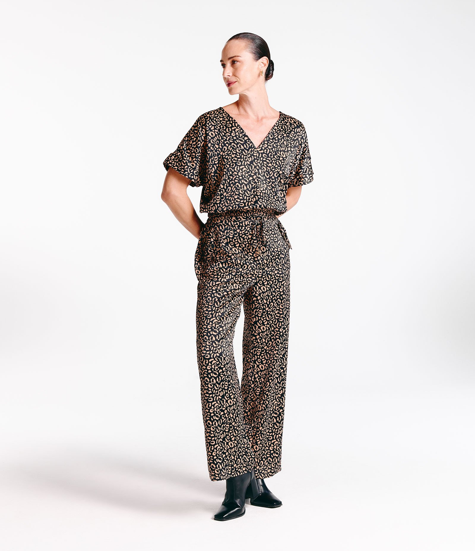 Calça Reta com Amarração no Cós e Estampa Animal Print Onça Preto 1