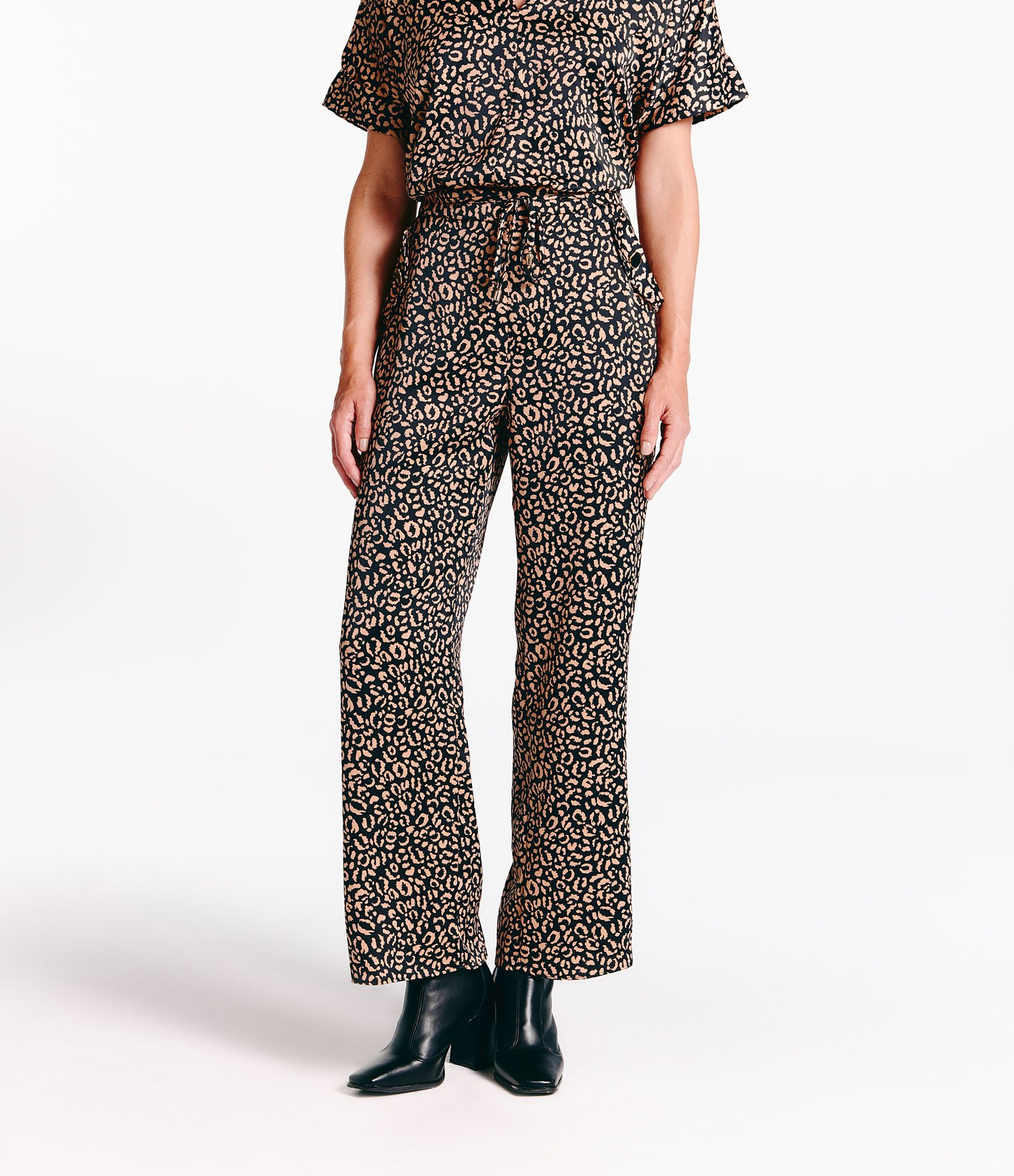 Calça Reta com Amarração no Cós e Estampa Animal Print Onça Preto 2
