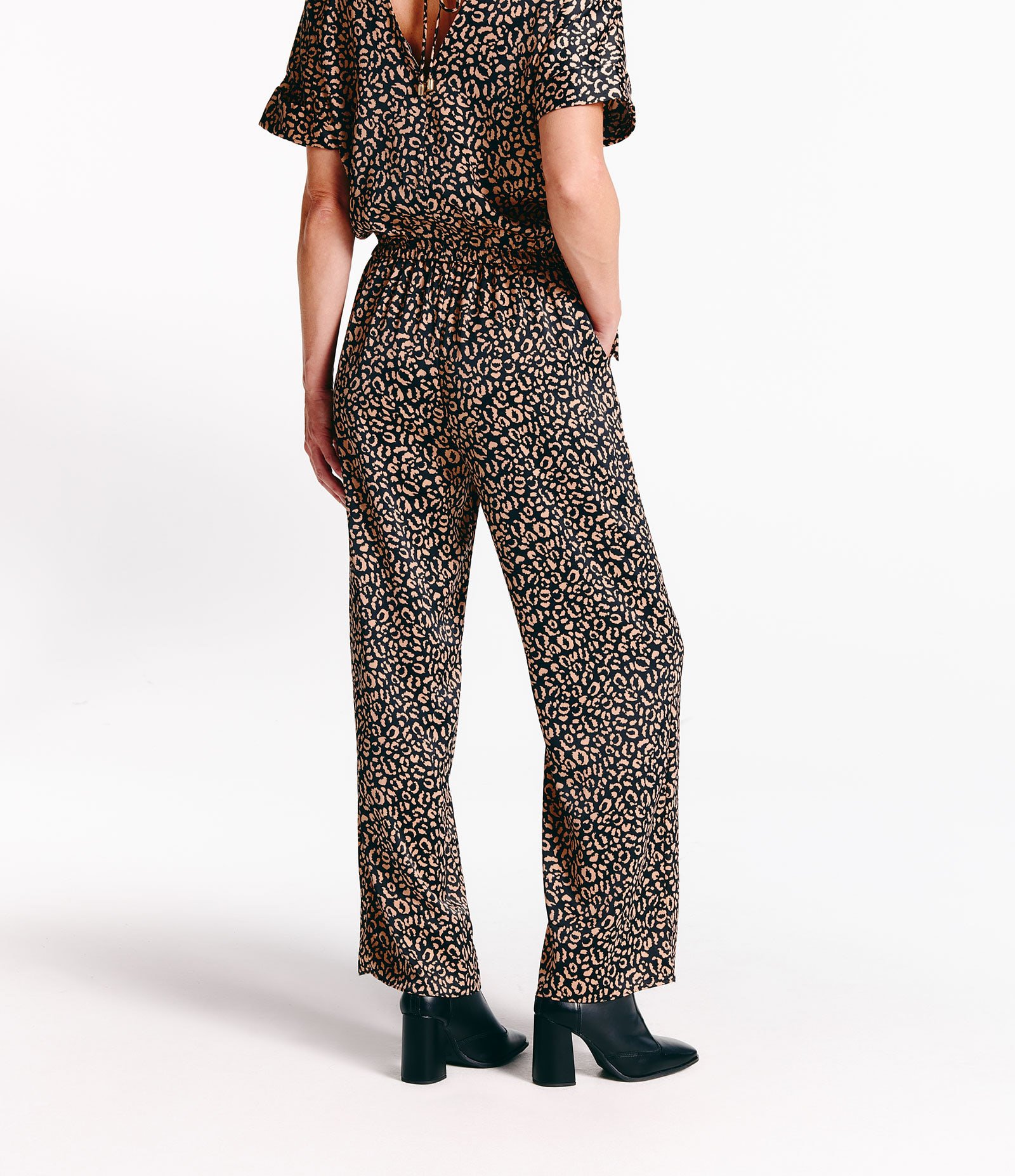 Calça Reta com Amarração no Cós e Estampa Animal Print Onça Preto 4