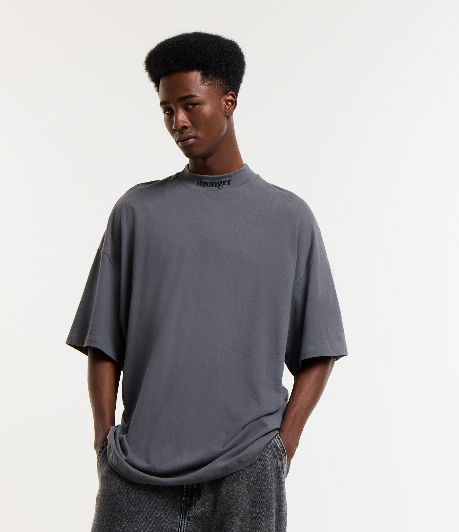 Camiseta Oversized em Algodão Malhão com Bordado Stronger na Gola Cinza Escuro 1