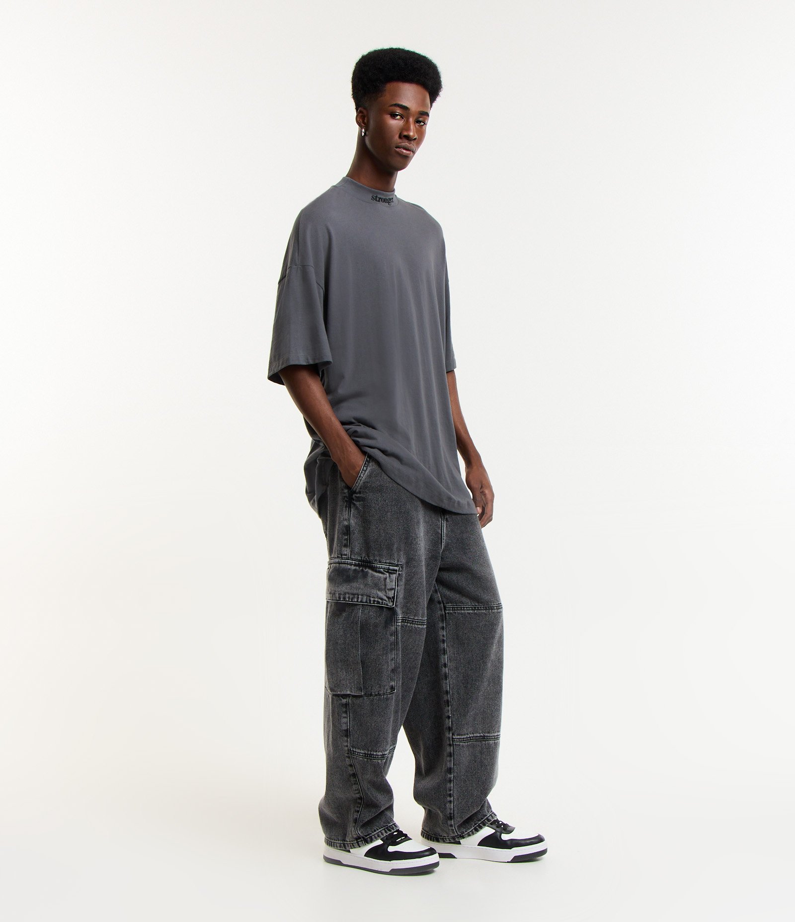 Camiseta Oversized em Algodão Malhão com Bordado Stronger na Gola Cinza Escuro 2