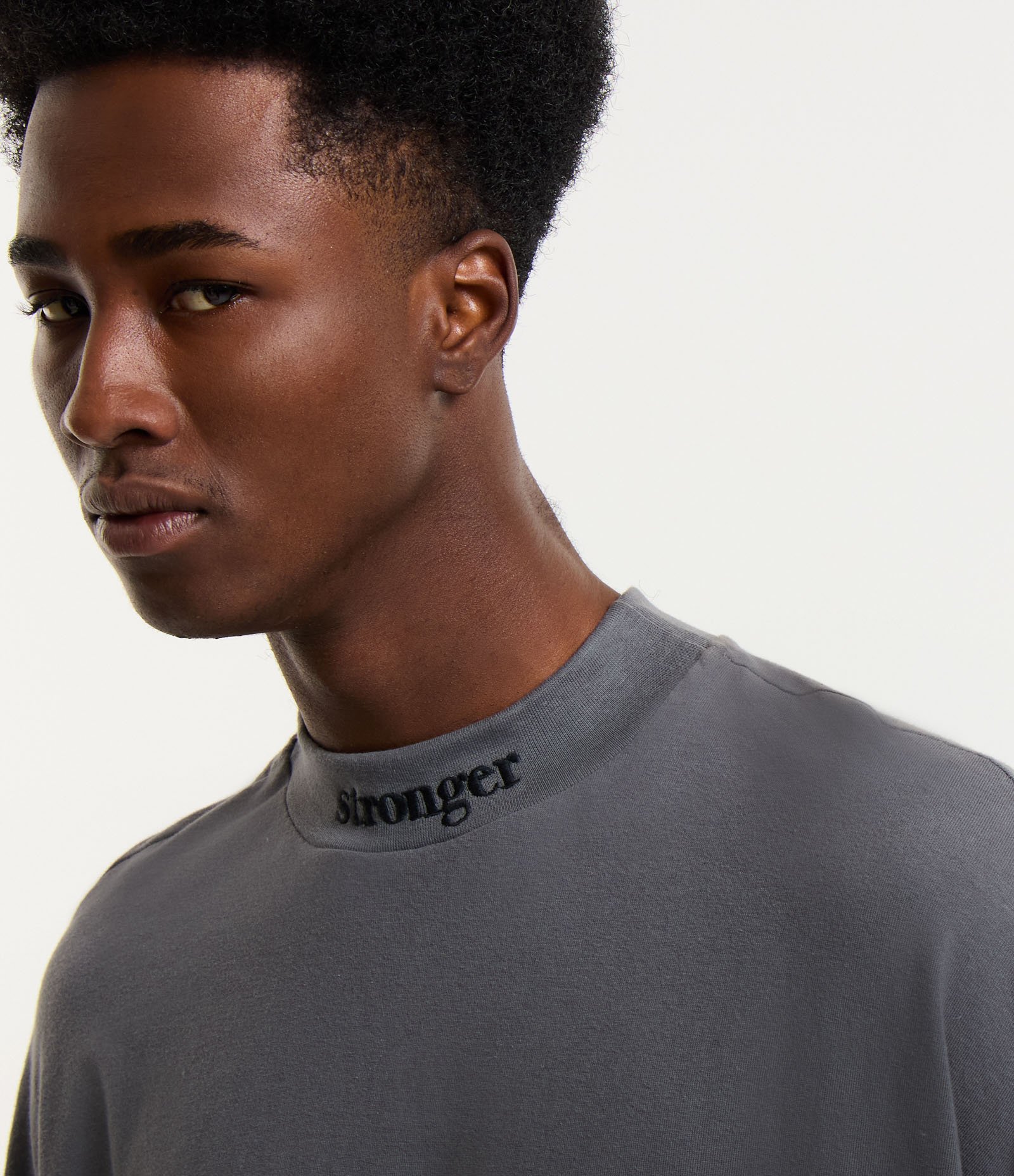 Camiseta Oversized em Algodão Malhão com Bordado Stronger na Gola Cinza Escuro 4