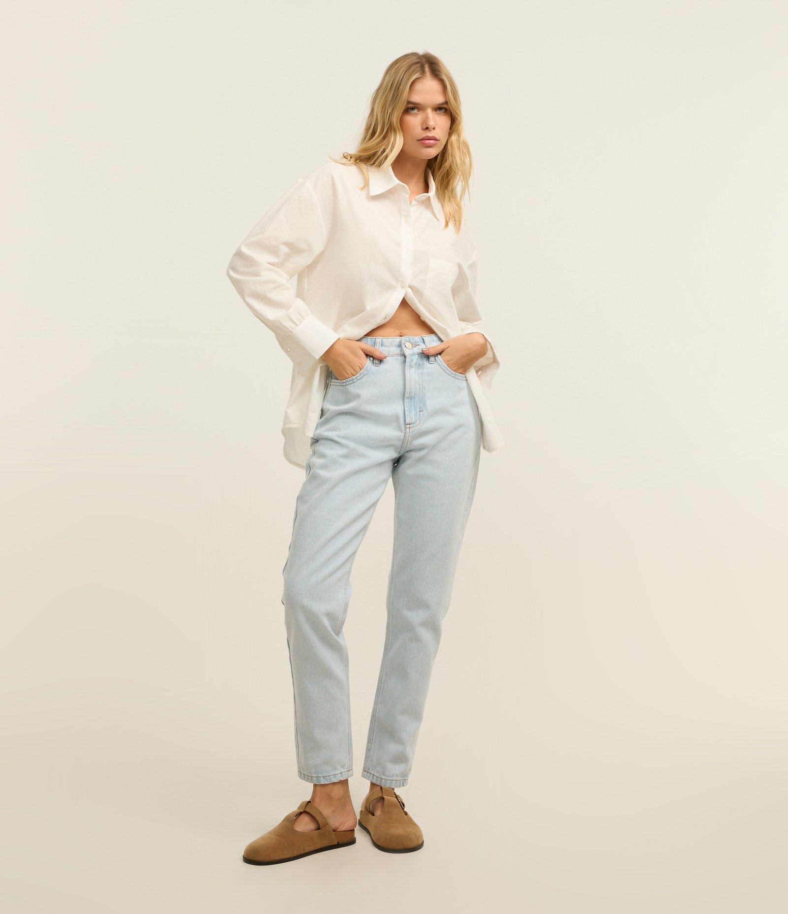 Calça Mom em Jeans Delavê com Bolsos Azul 1