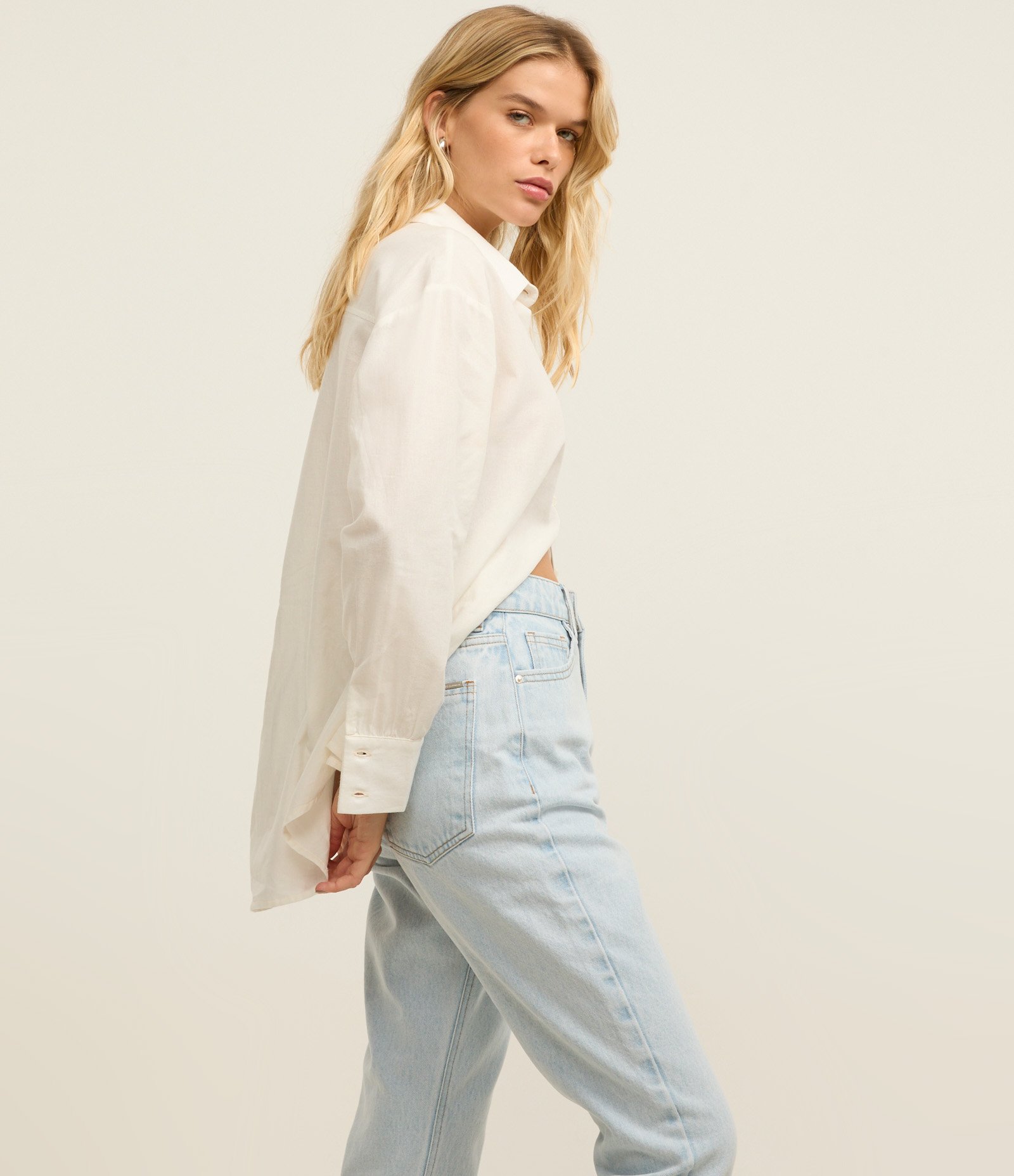 Calça Mom em Jeans Delavê com Bolsos Azul 2