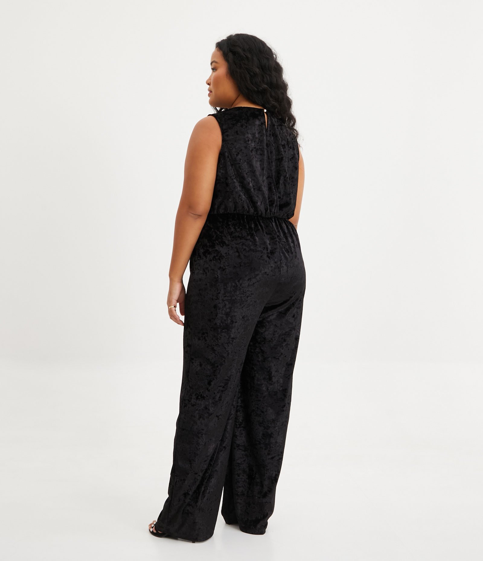 Macacão Longo em Veludo com Decote Transpassado Curve & Plus Size Preto 2