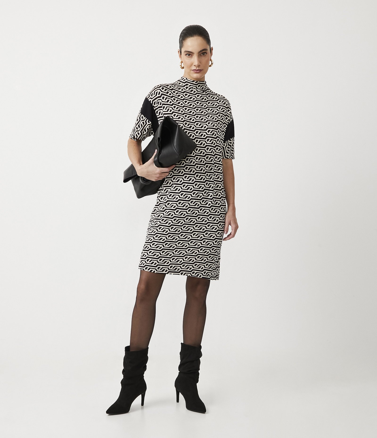 Vestido Midi em Molecotton com Estampa Geométrica e Recortes na Cava Preto 1