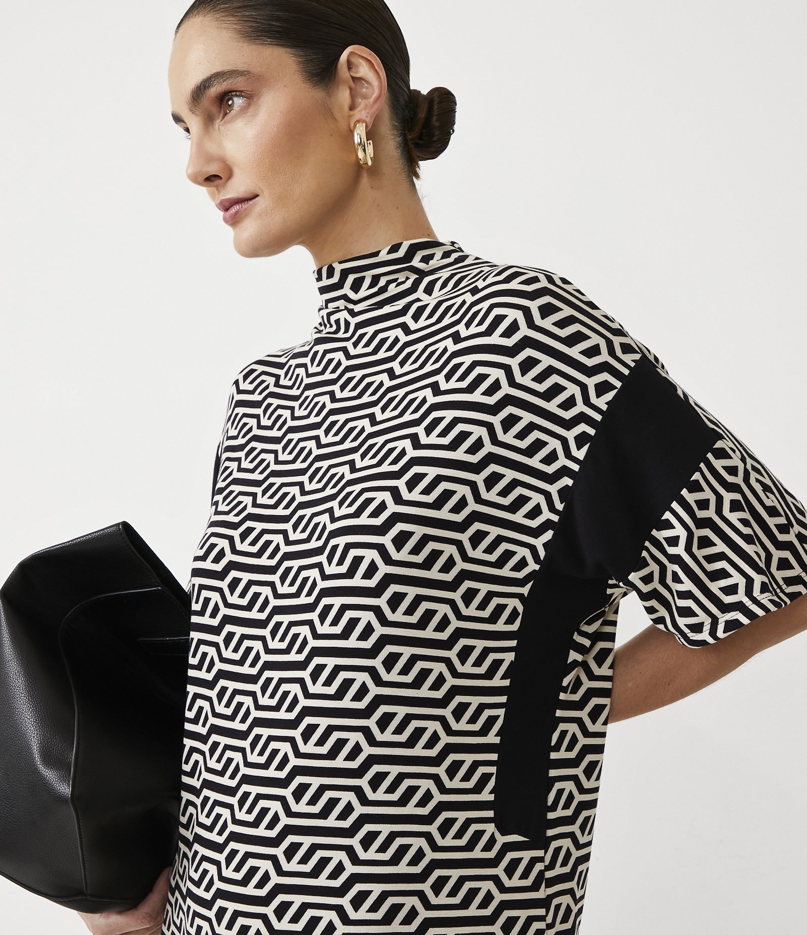 Vestido Midi em Molecotton com Estampa Geométrica e Recortes na Cava Preto 3