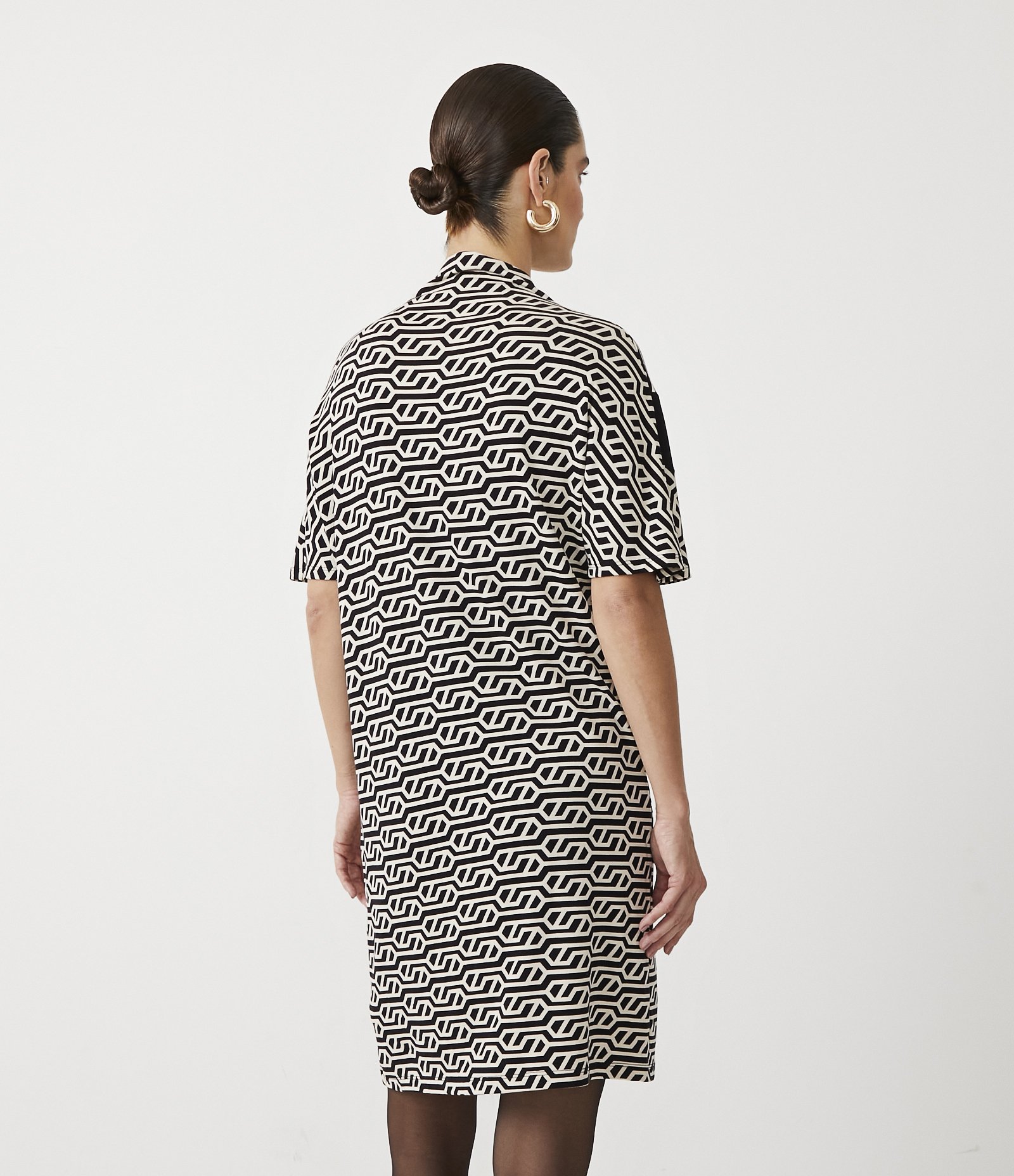 Vestido Midi em Molecotton com Estampa Geométrica e Recortes na Cava Preto 4