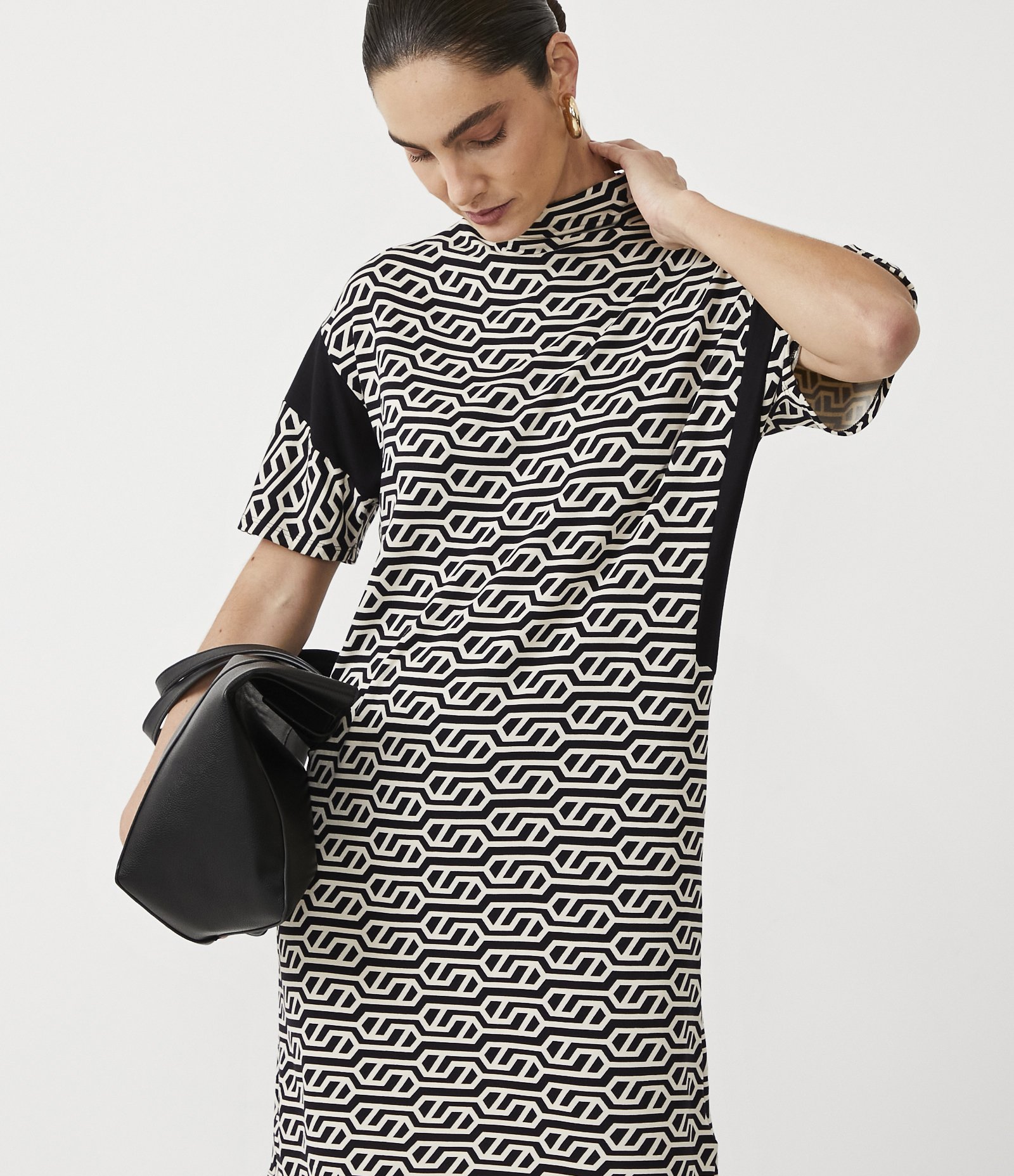 Vestido Midi em Molecotton com Estampa Geométrica e Recortes na Cava Preto 5