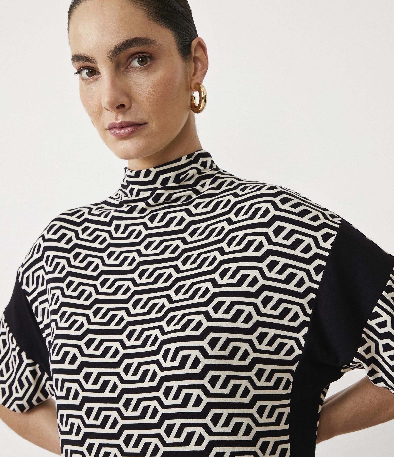 Vestido Midi em Molecotton com Estampa Geométrica e Recortes na Cava Preto 6