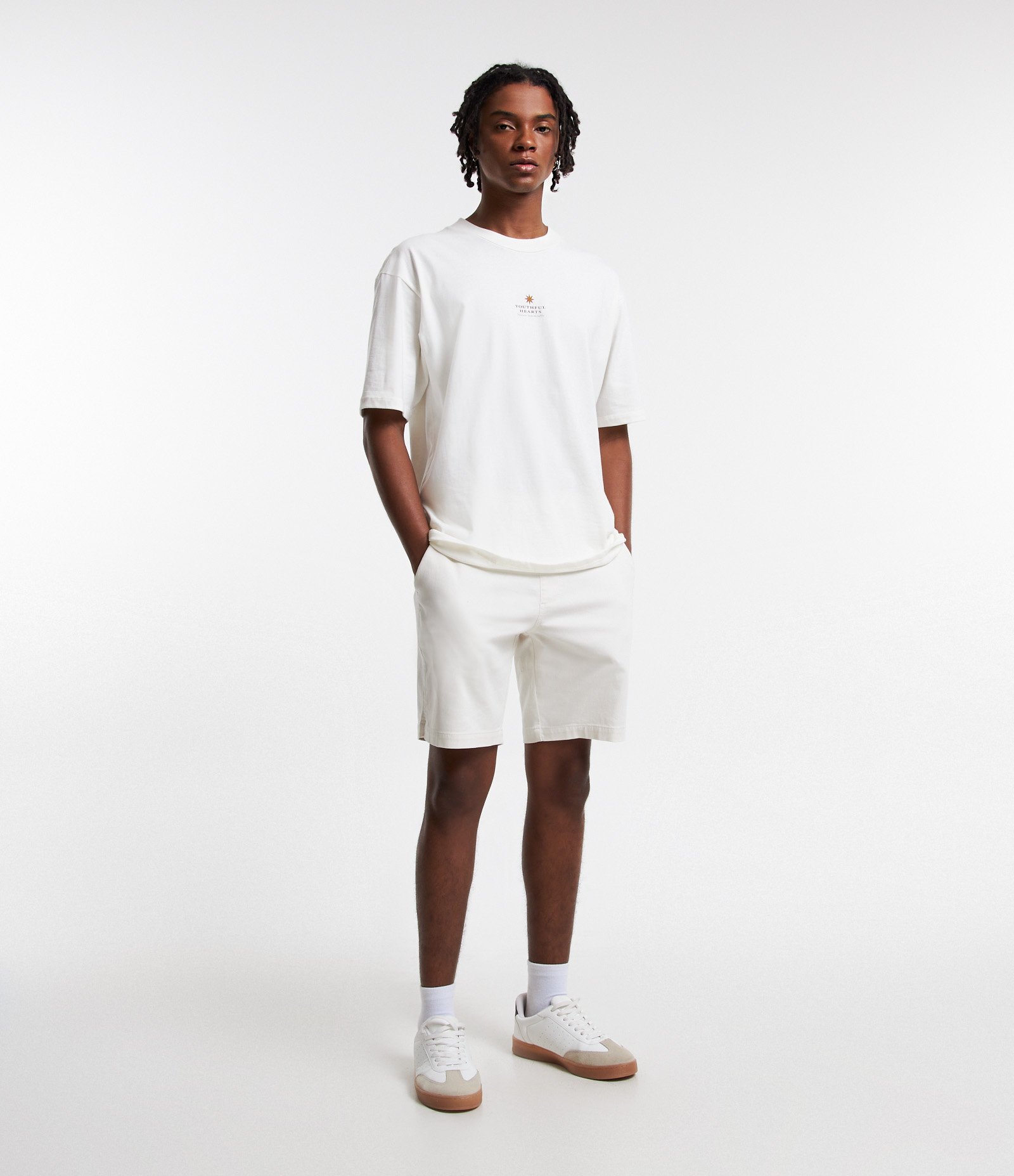 Bermuda Regular Slim em Sarja com Cós Elástico e Bolsos Bege 1