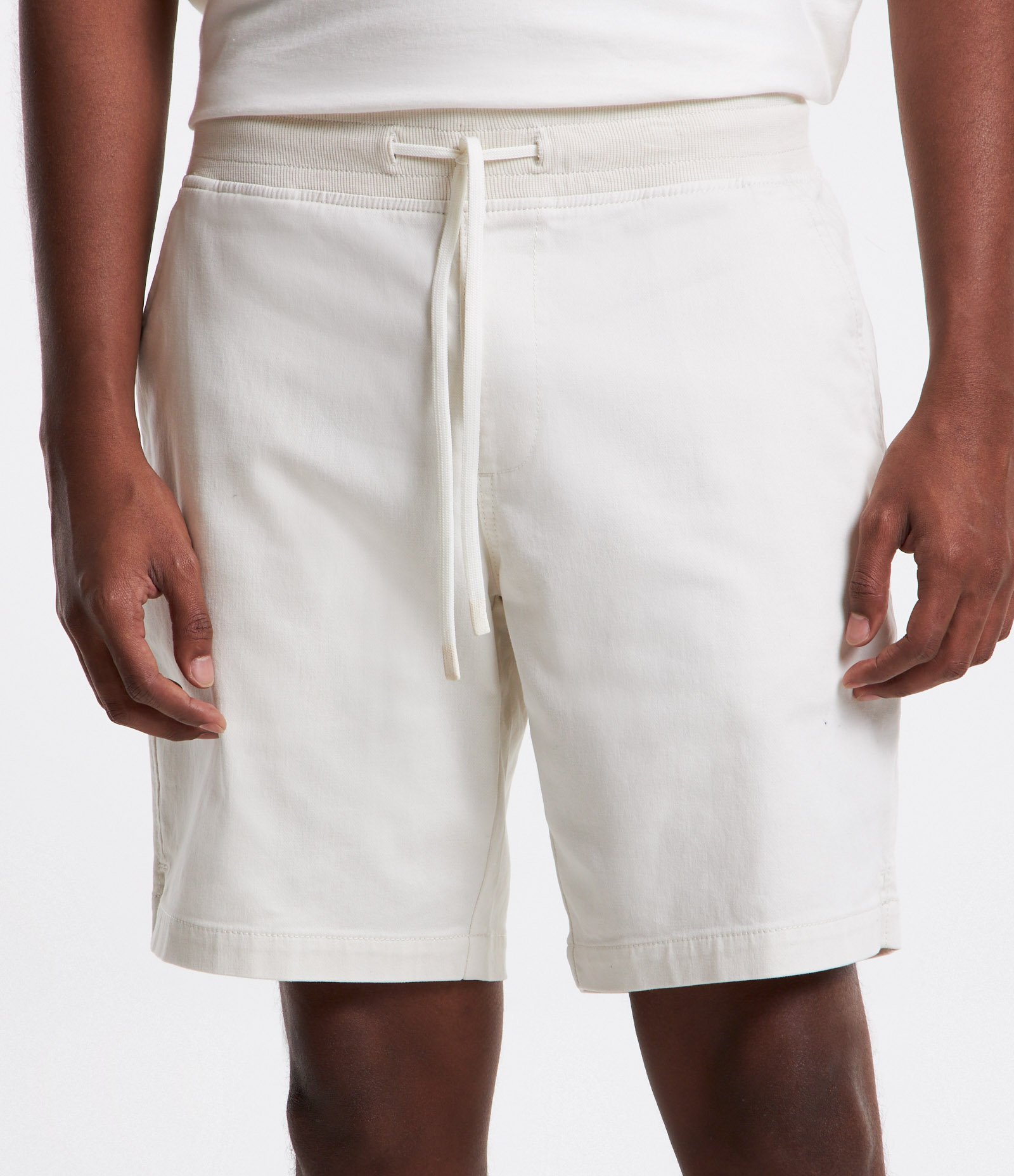 Bermuda Regular Slim em Sarja com Cós Elástico e Bolsos Bege 2