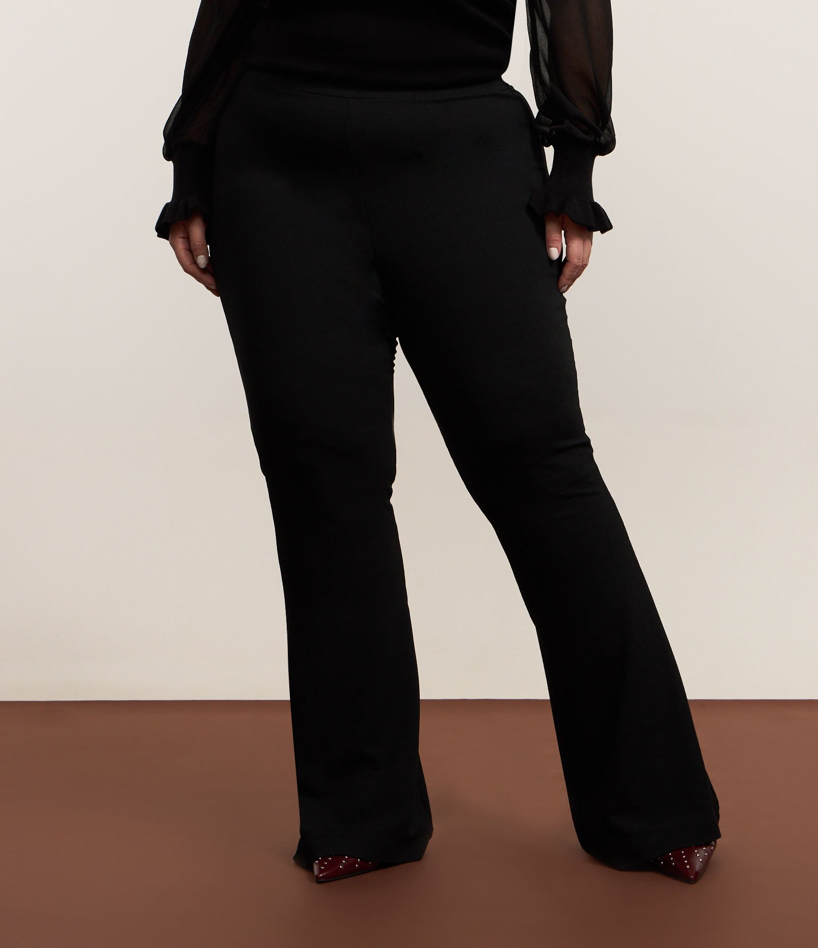 Calça Flare com Textura Canelada Curve & Plus Size Preto 2