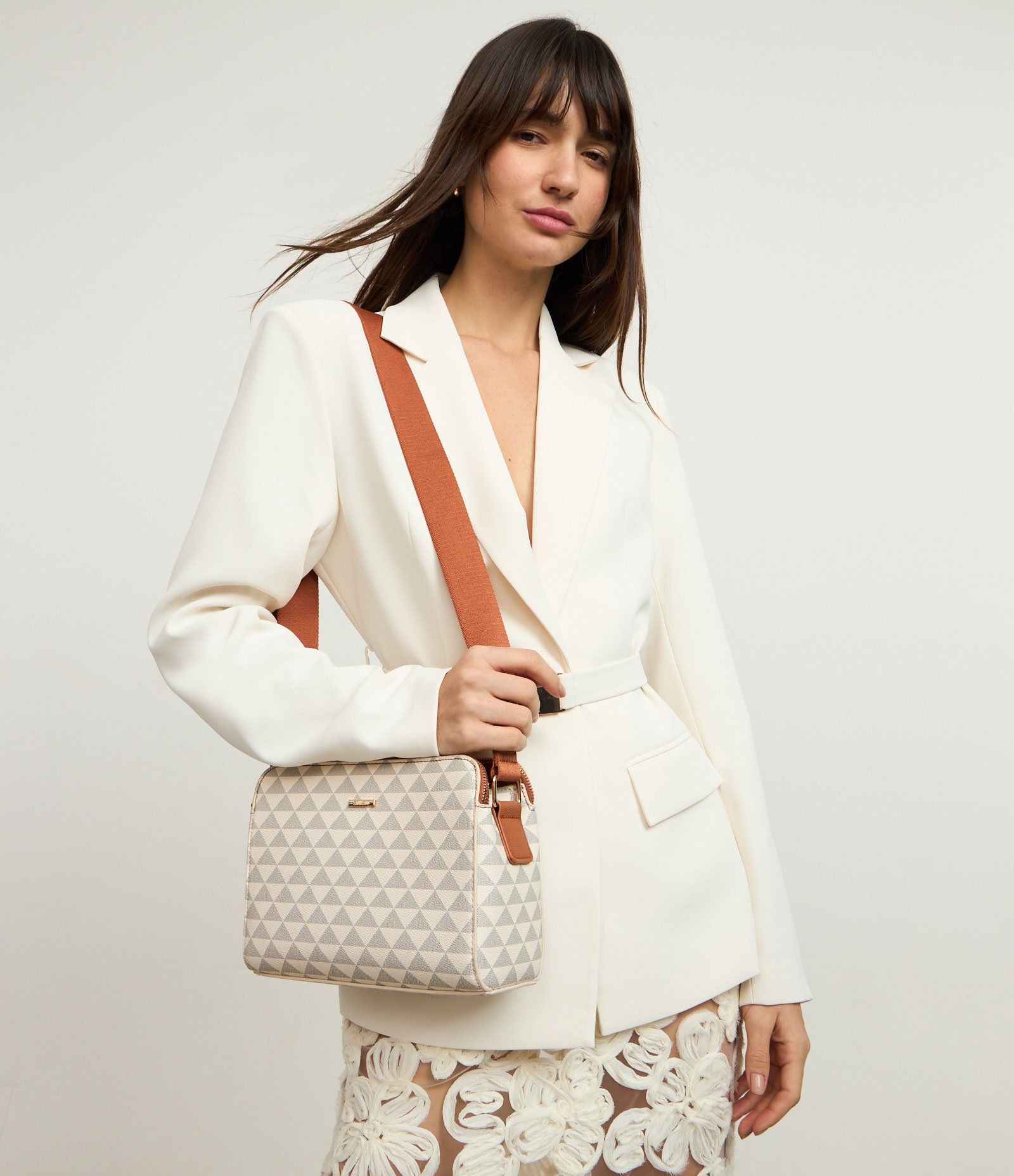 Bolsa Transversal Média com Alça e Estampa Triângulos Multicores 9