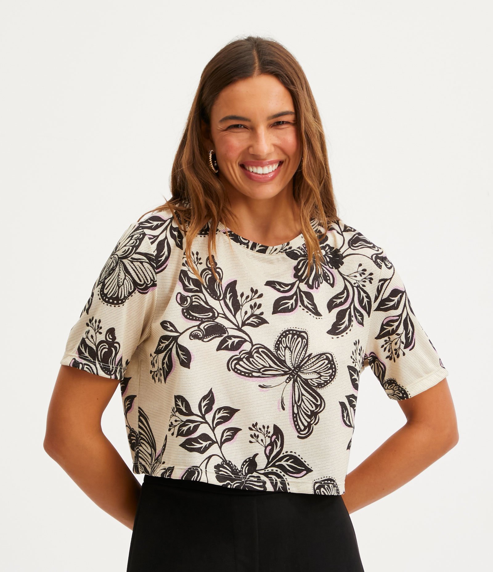 Blusa Cropped Em Ribana Estampa Flores E Borboletas Bege