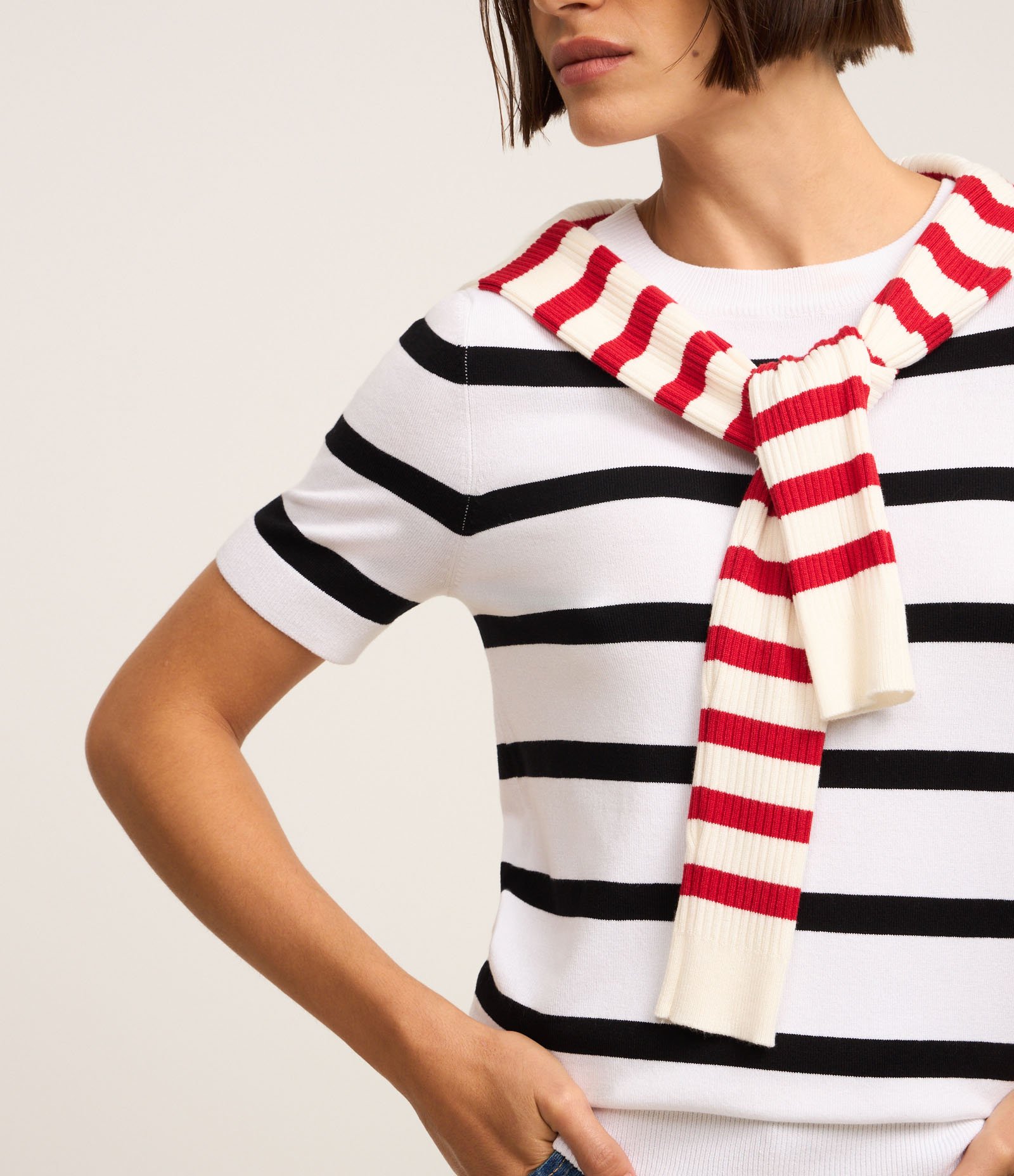 Blusa Básica Listrada em Tricô com Gola Redonda Preto/Branco 3