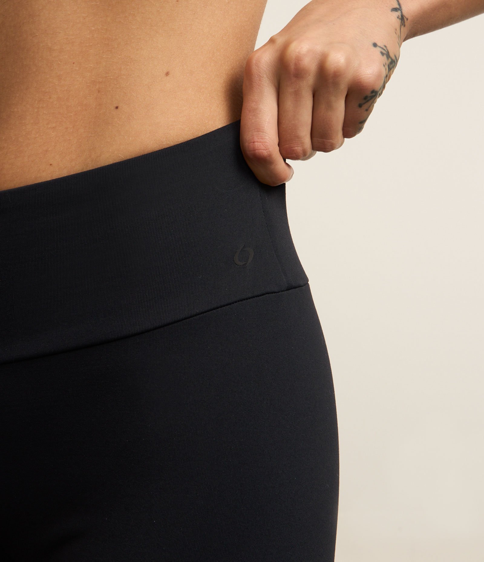 Calça Reta em Microfibra com Cós Alto Preto 3