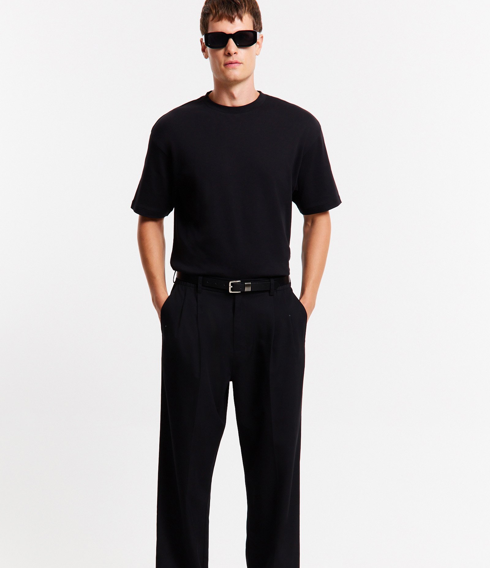 Calça Wide Leg com Bolsos e Pregas Duplas Frontais 2