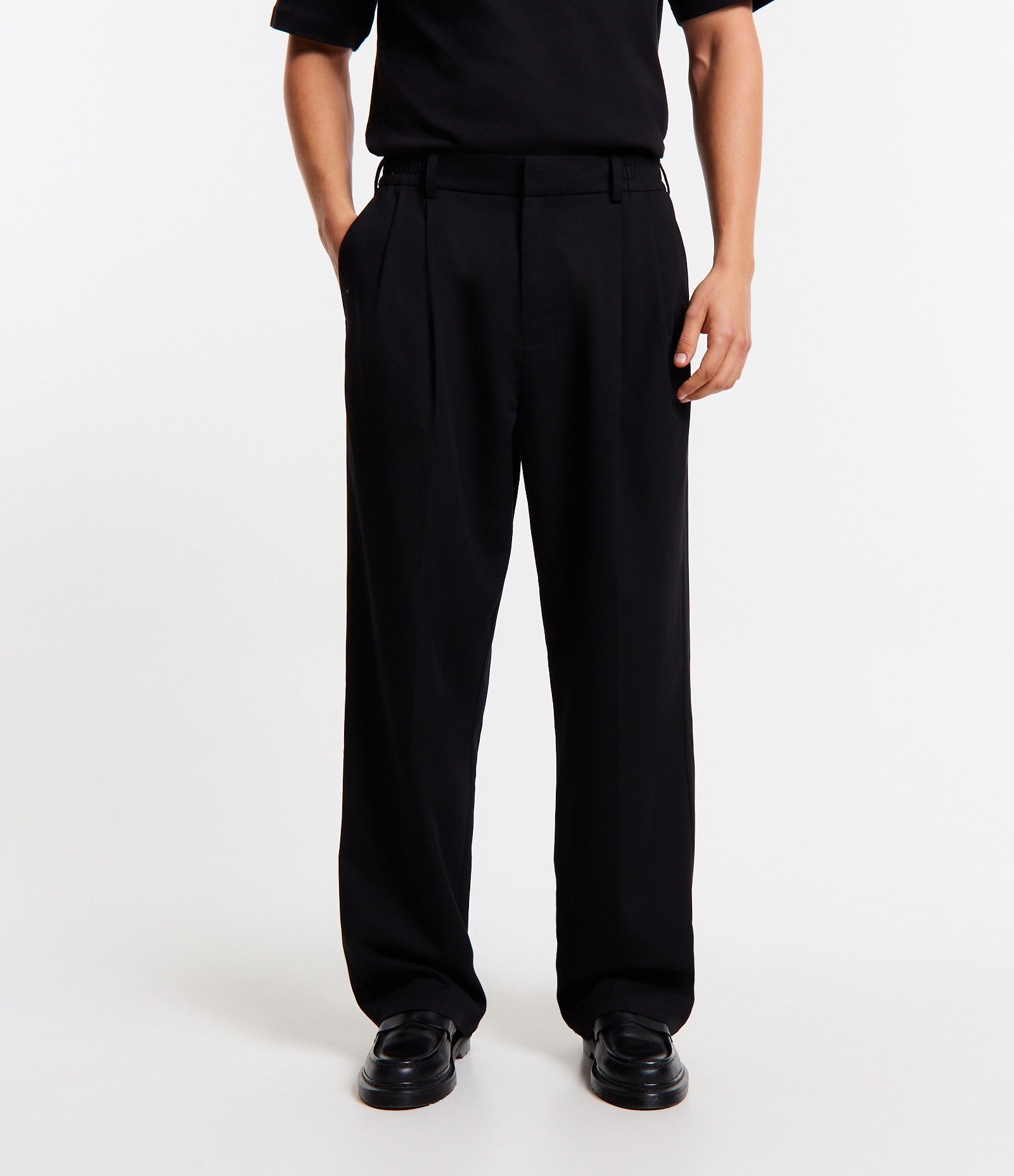 Calça Wide Leg com Bolsos e Pregas Duplas Frontais 3