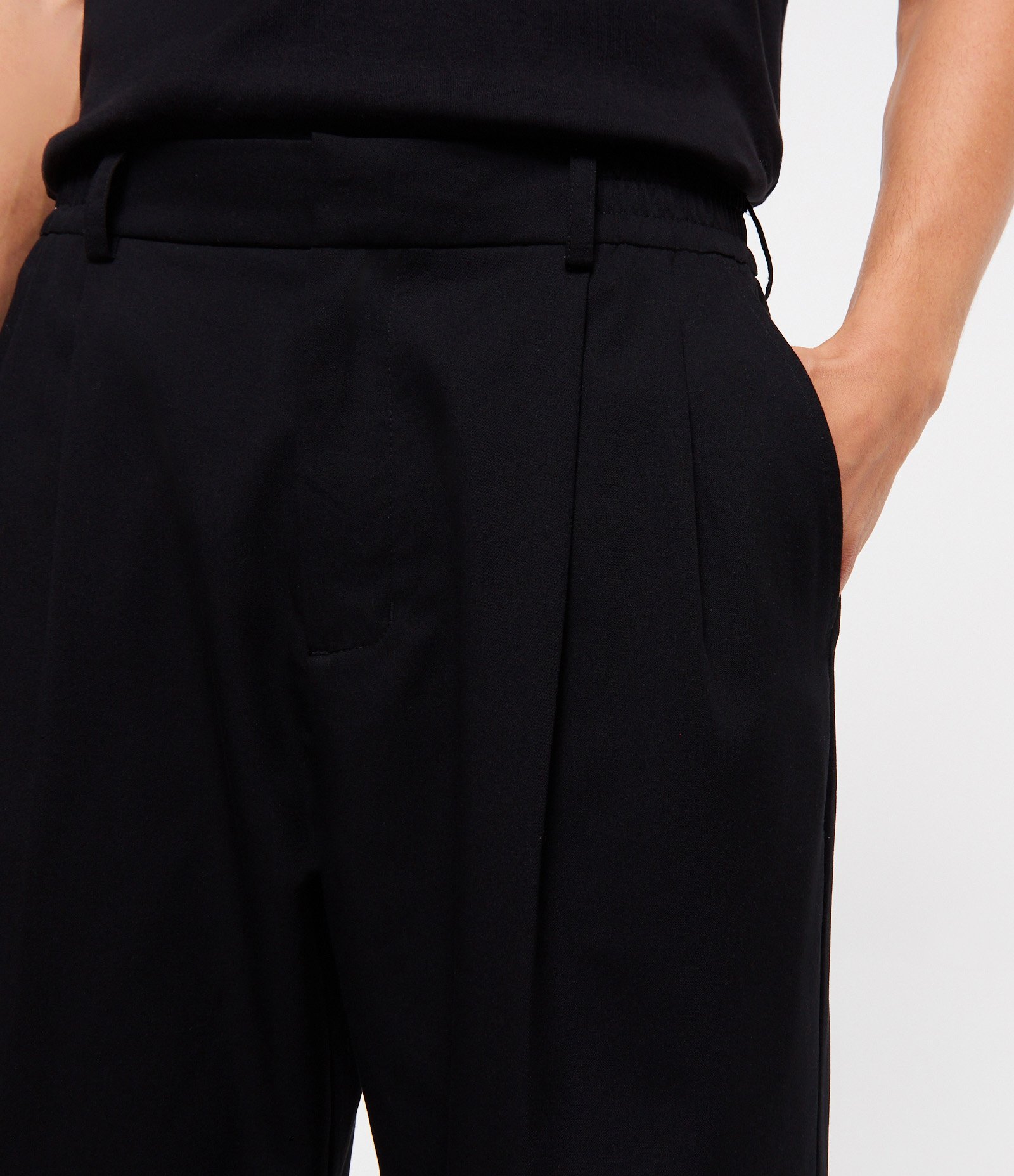 Calça Wide Leg com Bolsos e Pregas Duplas Frontais 4