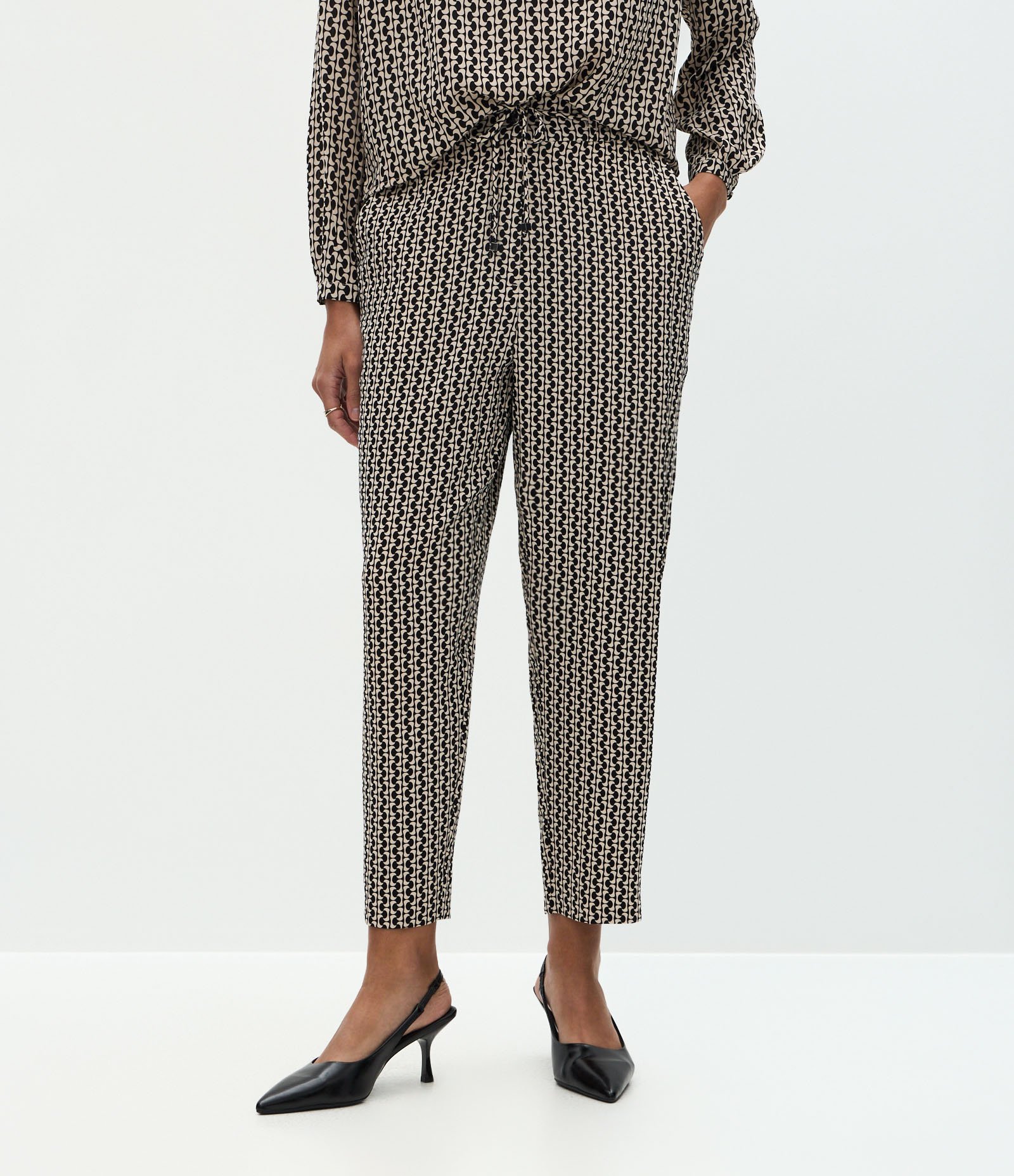 Calça Pijama em Crepe com Estampa Geométrica Preto 3