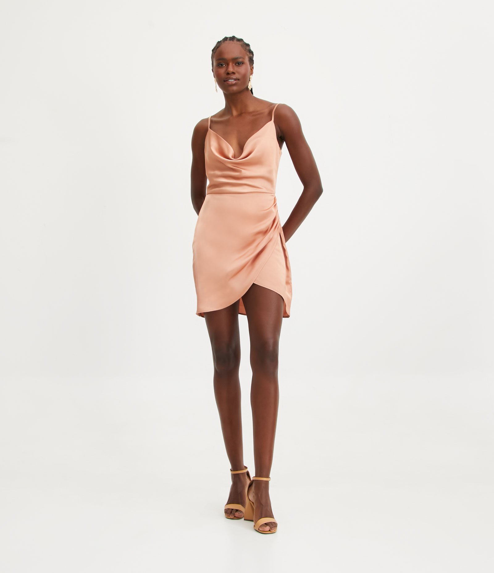 Vestido Curto de Alça em Cetim com Decote Degagê e Franzidos Dourado Rose 2