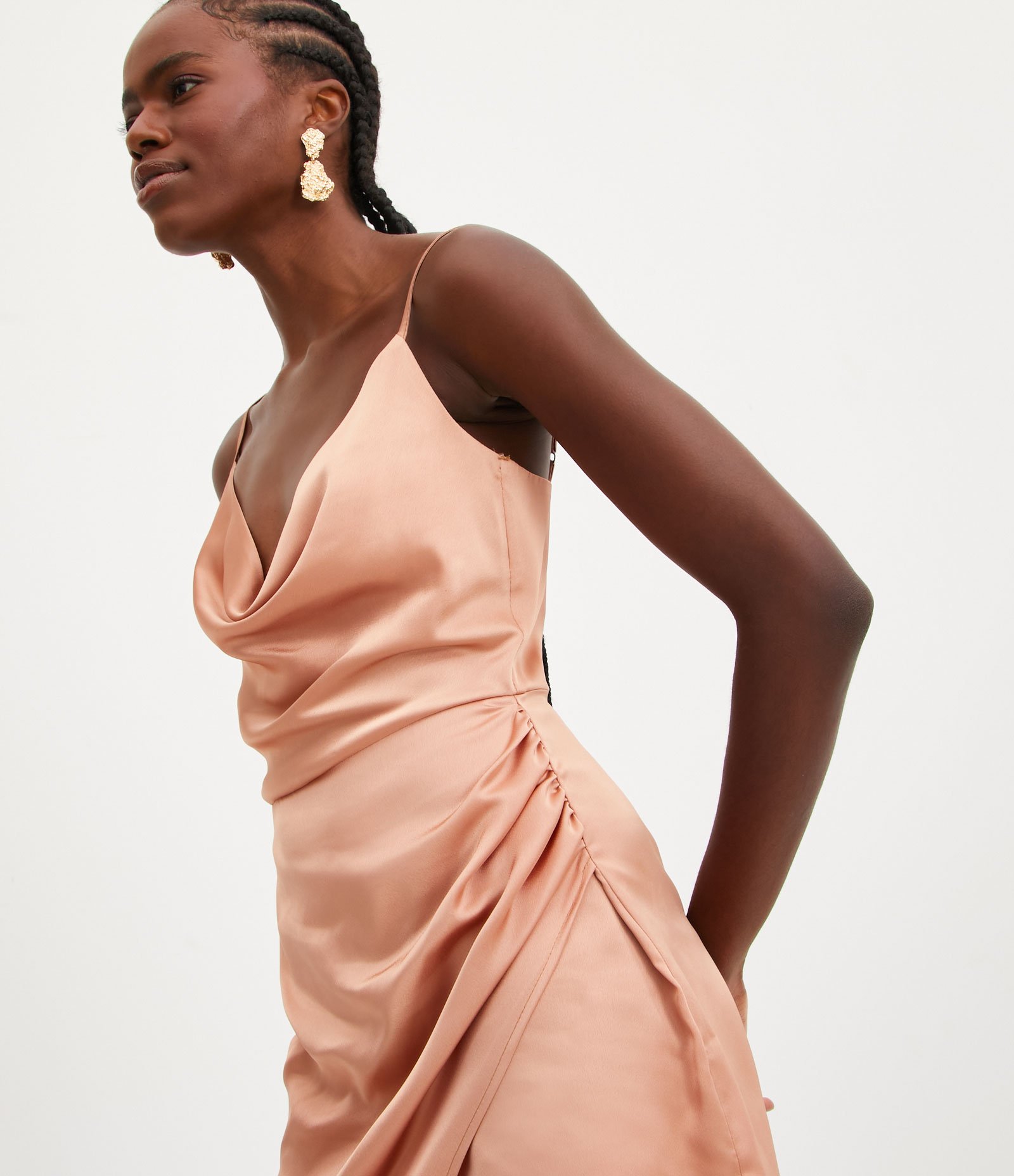 Vestido Curto de Alça em Cetim com Decote Degagê e Franzidos Dourado Rose 4