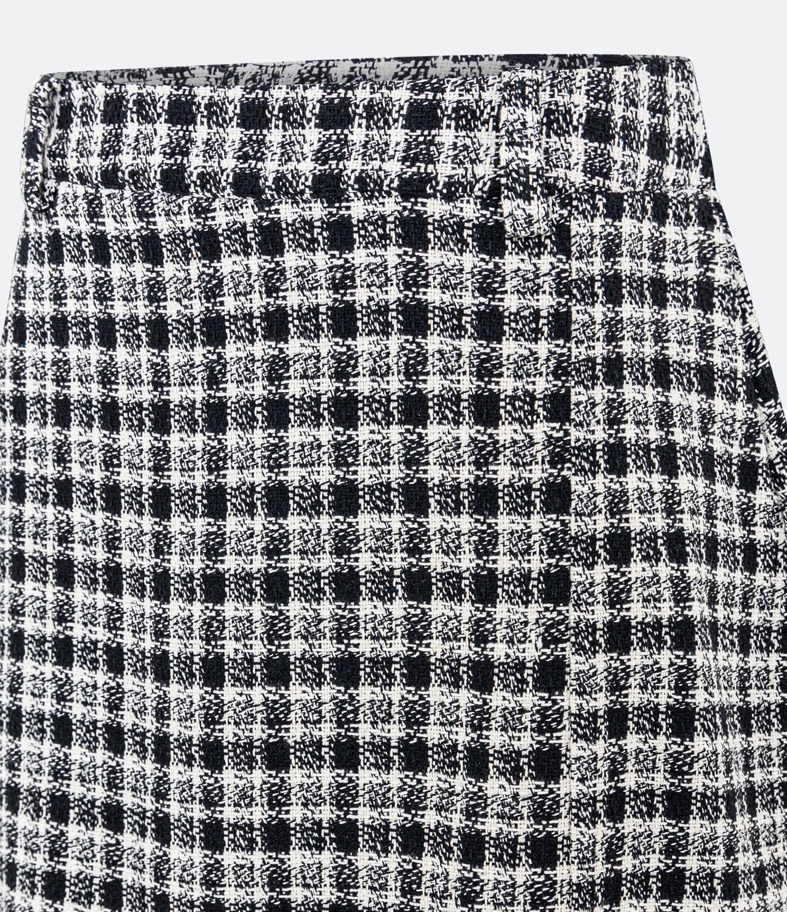 Saia Curta em Tweed Xadrez com Passantes no Cós Preto/Branco 8