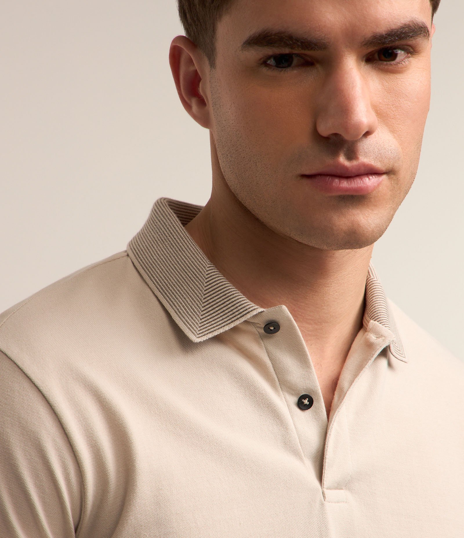 Camisa Polo Slim em Algodão com Botões e Detalhes Contrastantes Bege Gelo 4