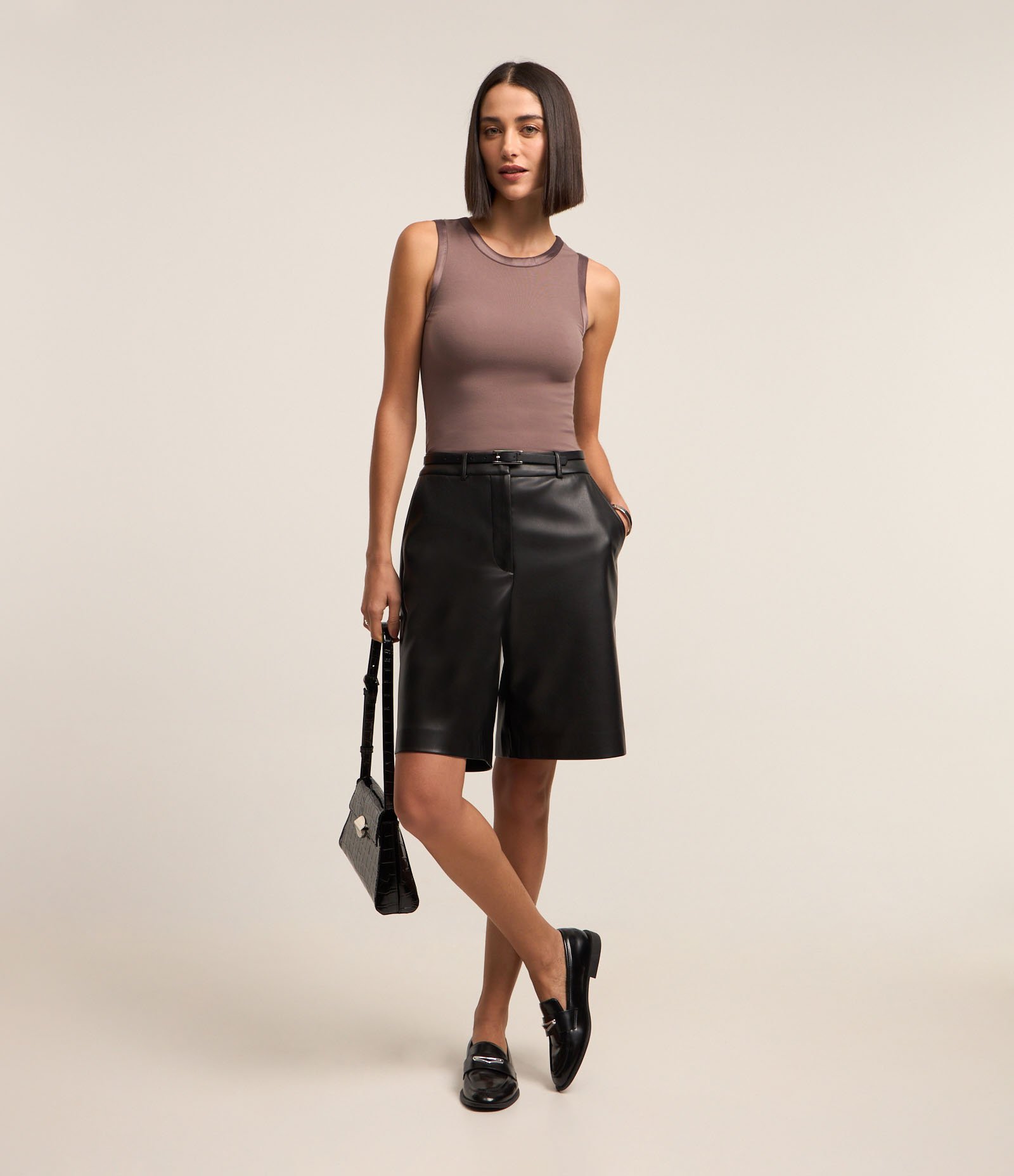 Blusa em Viscose com Cava Acetinada Marrom 2