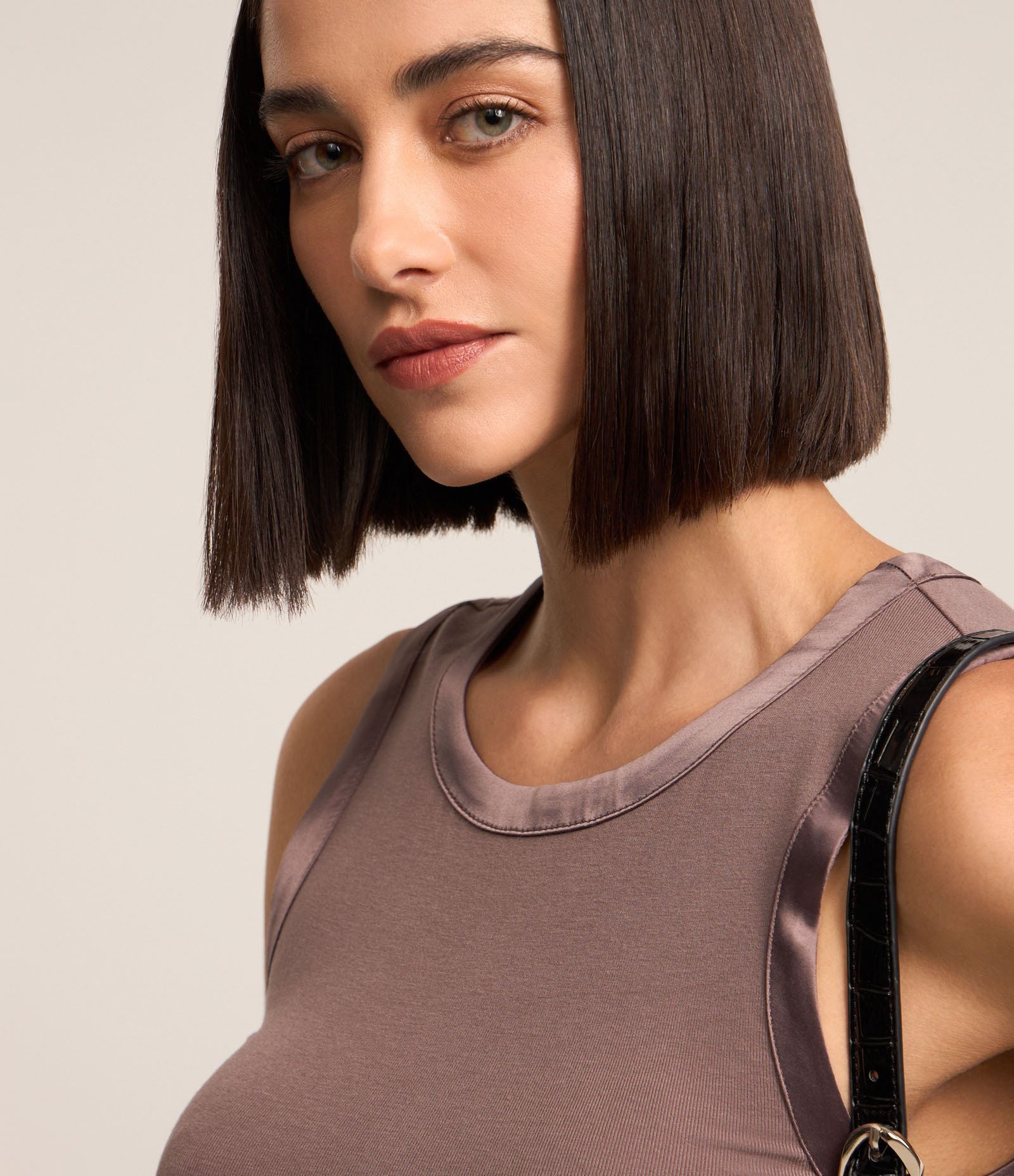 Blusa em Viscose com Cava Acetinada Marrom 3