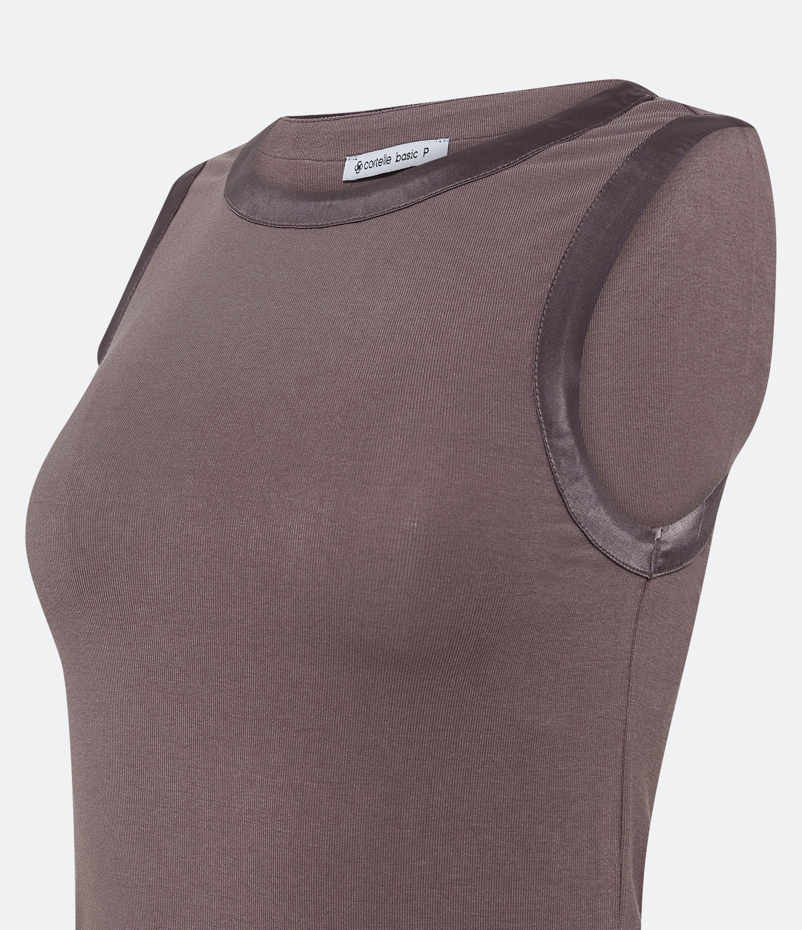 Blusa em Viscose com Cava Acetinada Marrom 8