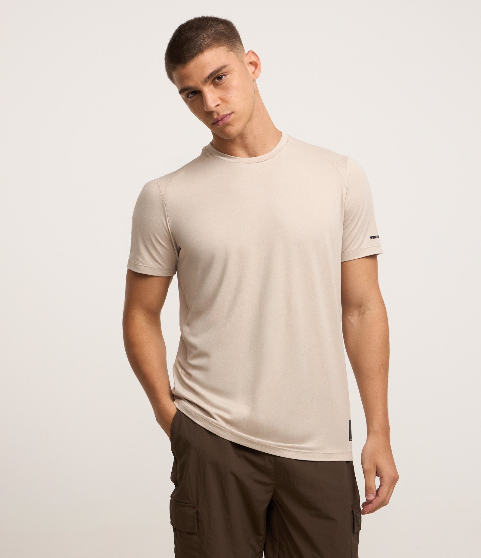 Camiseta Regular Esportiva em Tecnologia Dry com Etiqueta na Barra Bege 1