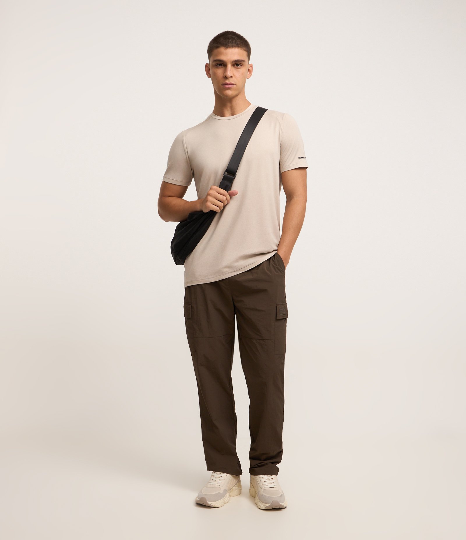 Camiseta Regular Esportiva em Tecnologia Dry com Etiqueta na Barra Bege 2