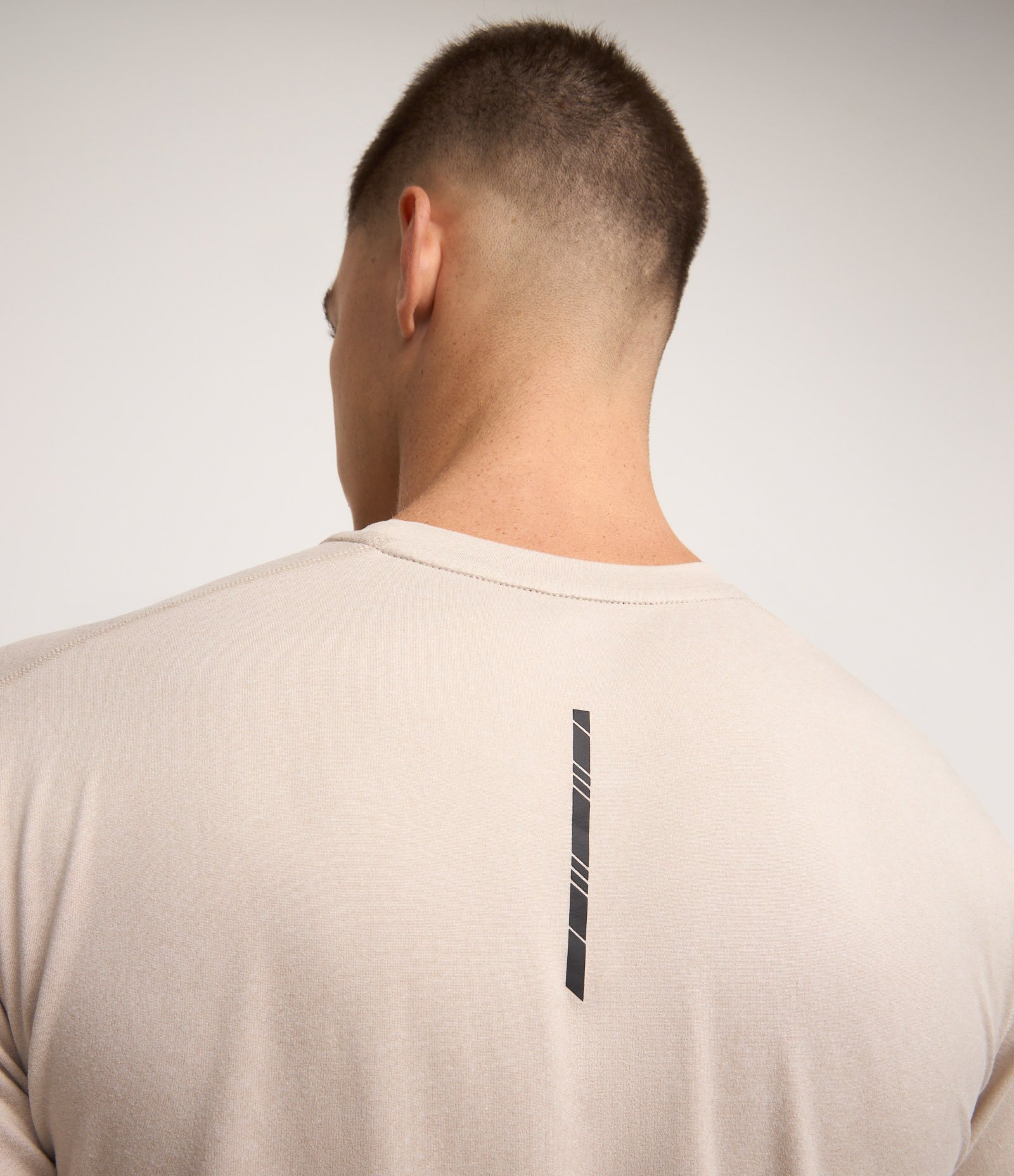 Camiseta Regular Esportiva em Tecnologia Dry com Etiqueta na Barra Bege 3