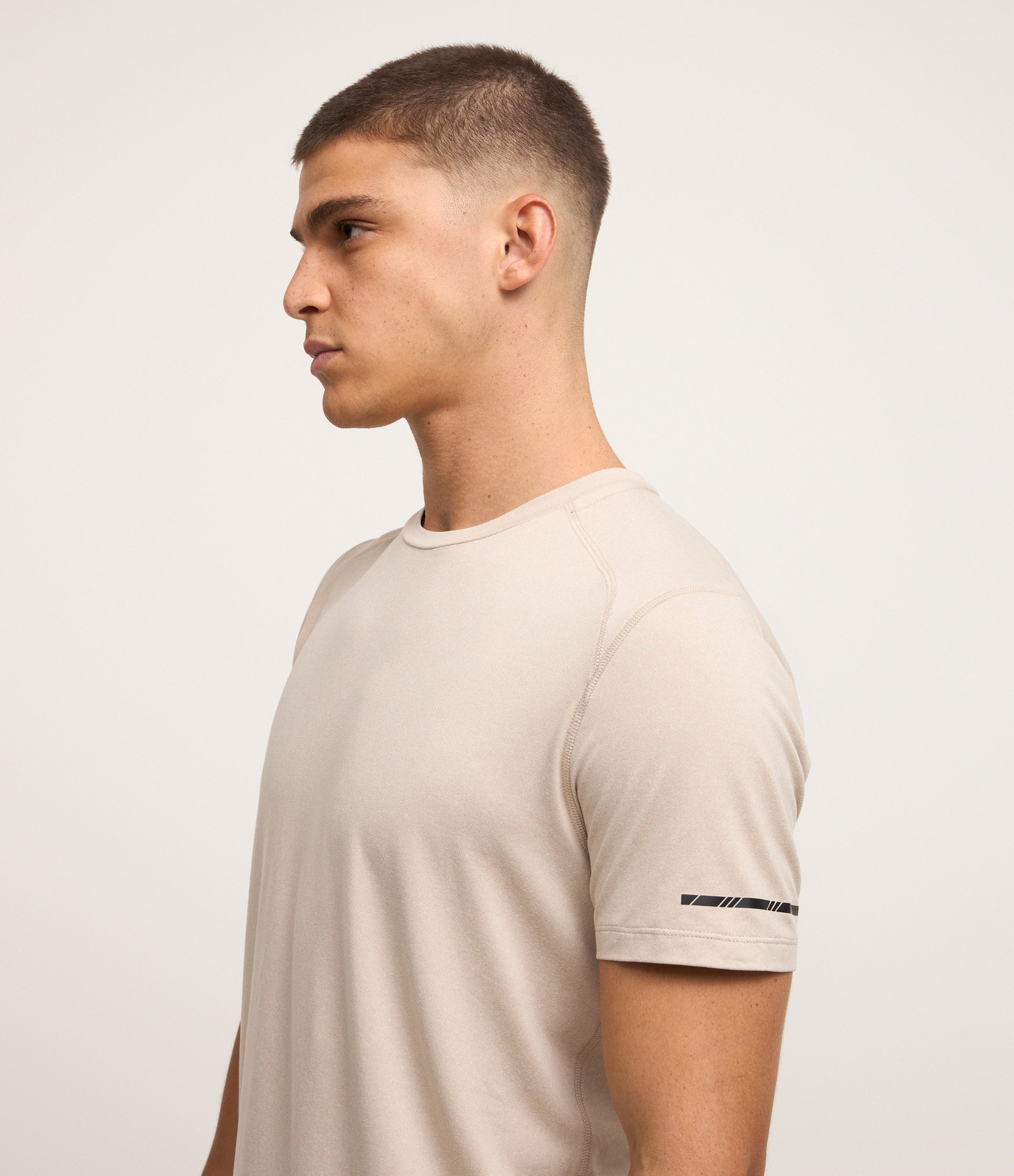 Camiseta Regular Esportiva em Tecnologia Dry com Etiqueta na Barra Bege 5